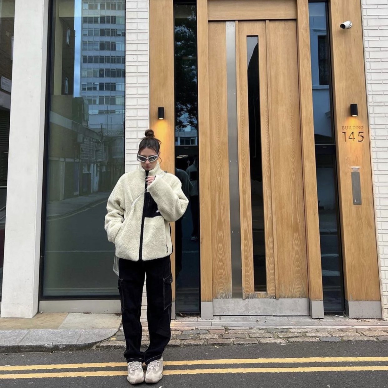 Stussy 8 Ball Sherpa Jacket Natural 착용 스타일 - 2