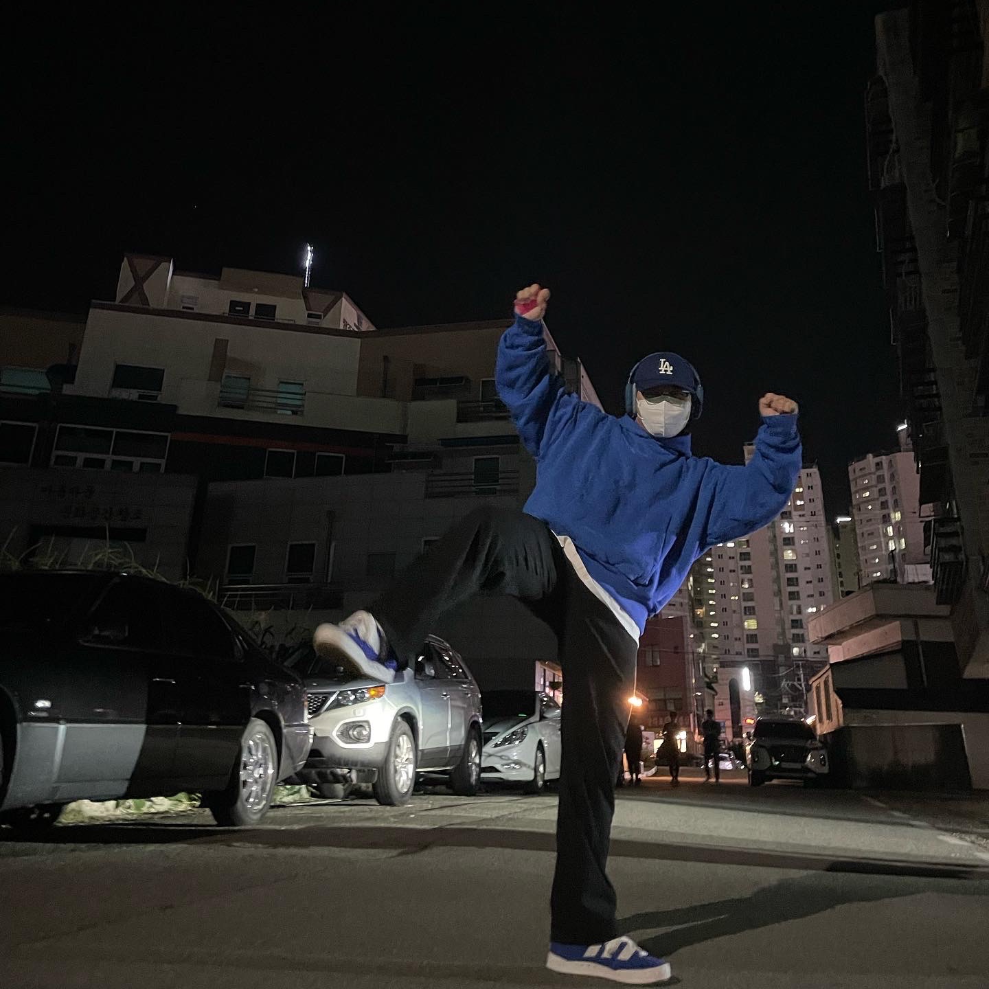 Yeezy Gap Hoodie Blue, Apple AirPods Max Lightning Sky Blue (Korean Ver.) 착용 스타일 - 2