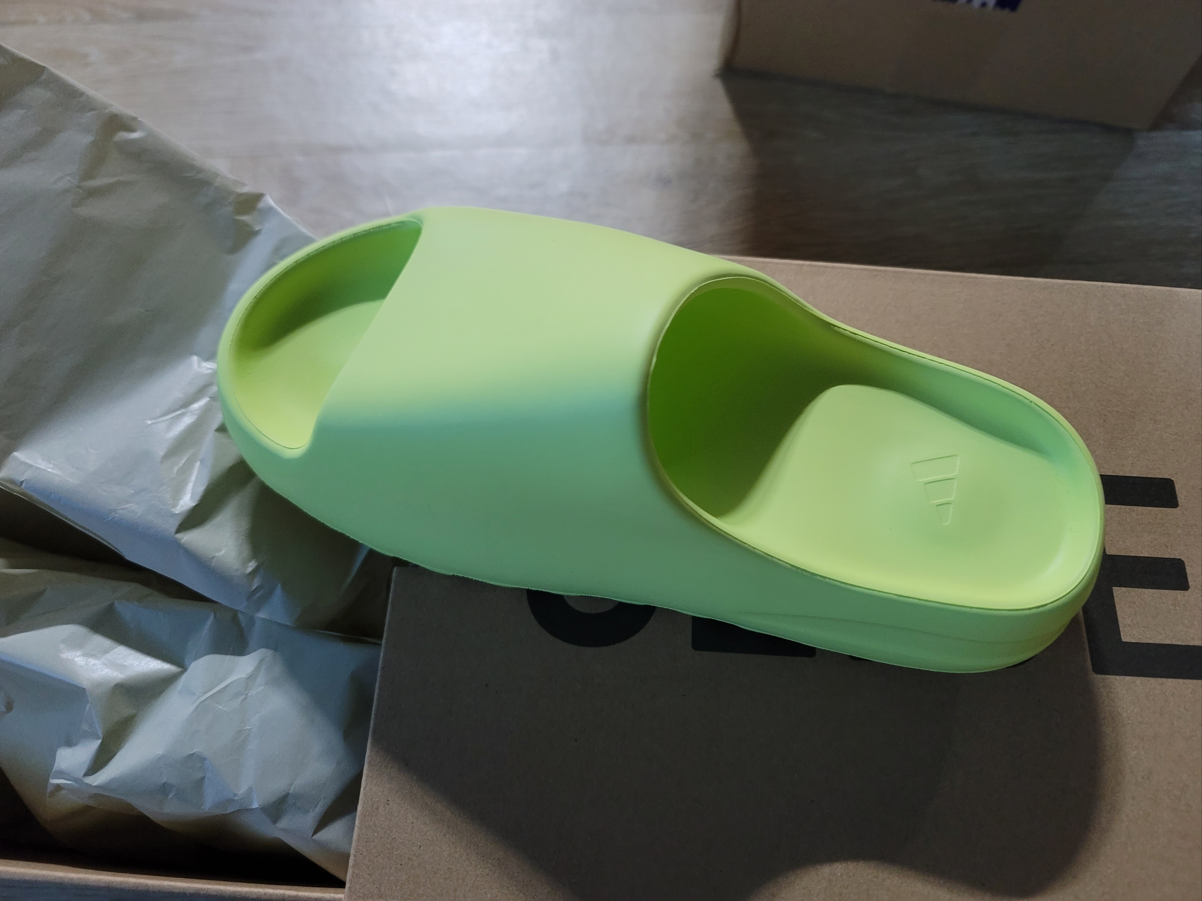 Adidas Yeezy Slide Glow Green 2022/2023 착용 스타일
