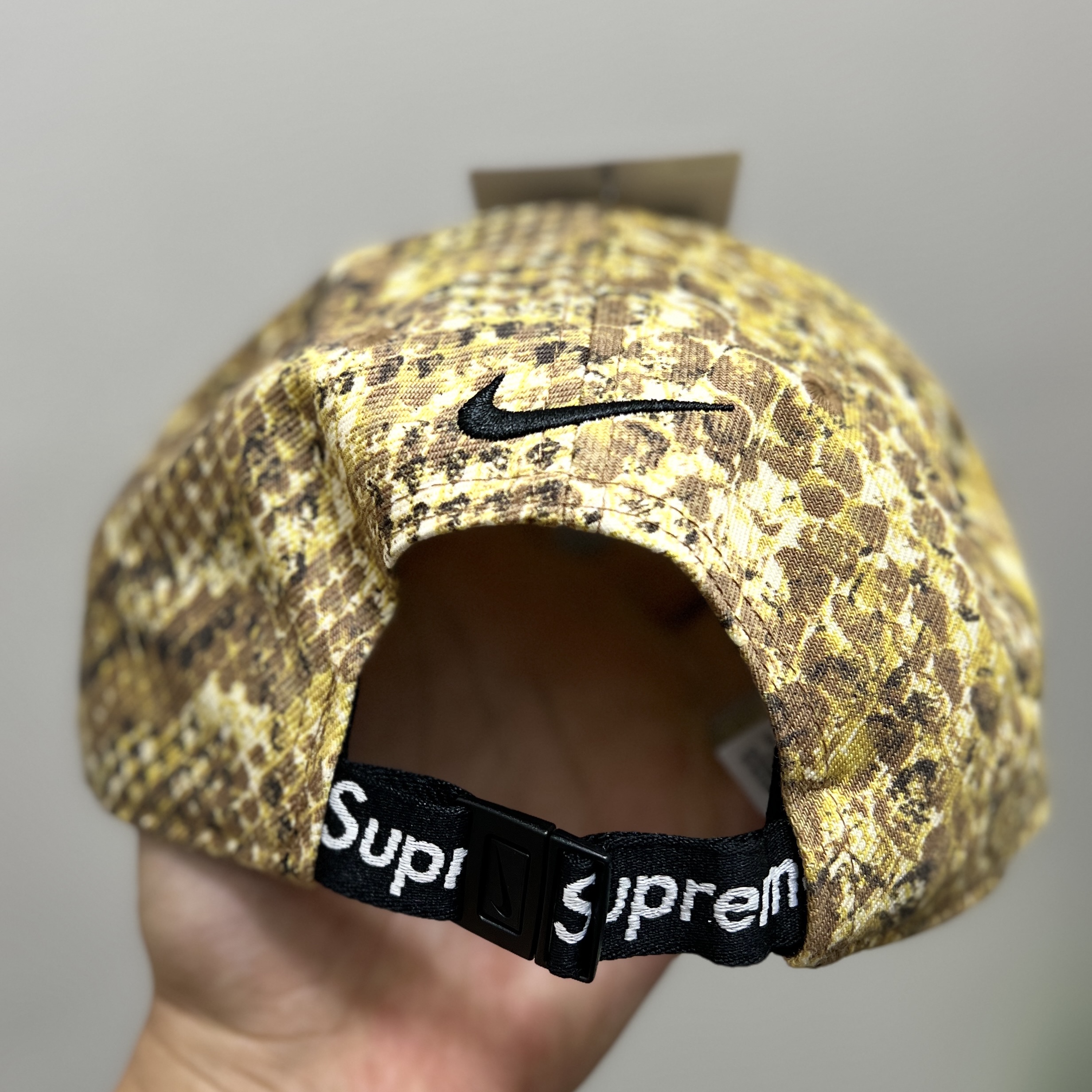 Supreme x Nike ACG Denim 6-Panel Gold Snakeskin - 22FW 착용 스타일 - 2