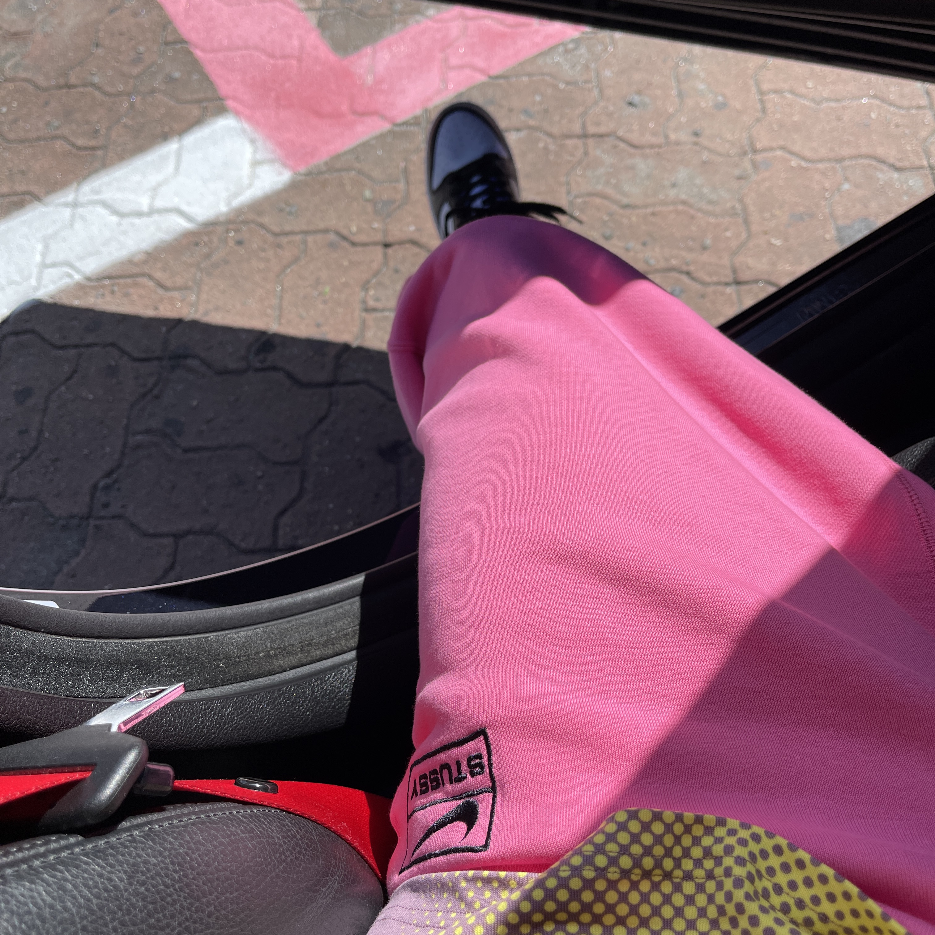 Nike x Stussy NRG Washed Fleece Pants Lotus PInk (DO5296-670), Nike x Stussy NRG FL LS Top Multi Color (DO5308-902) 착용 스타일