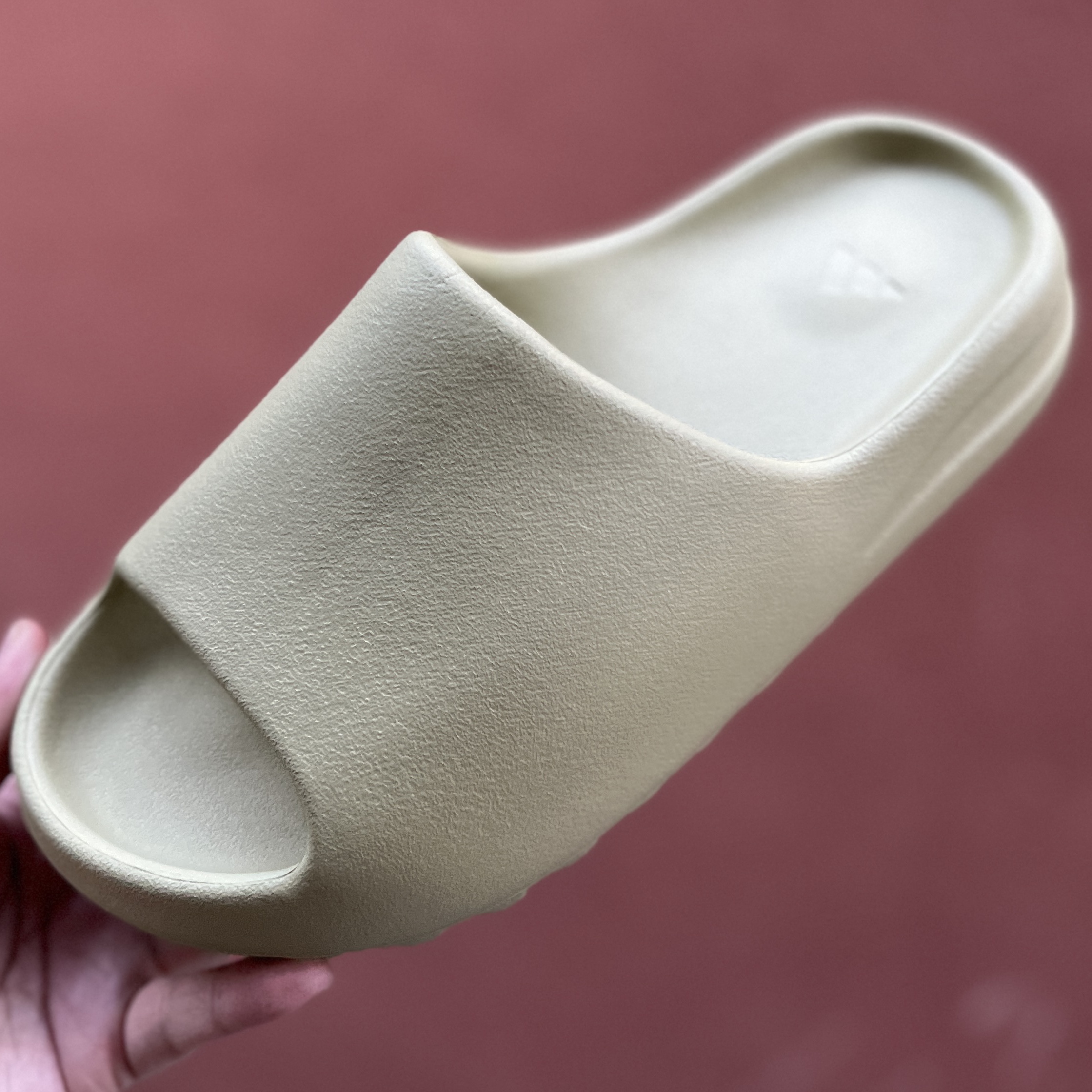 Adidas Yeezy Slide Resin 2022 착용 스타일 - 1