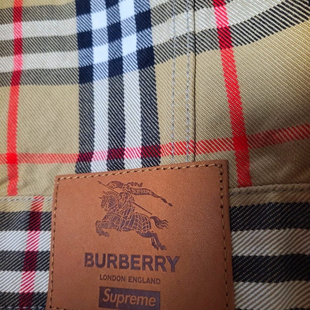 Supreme x Burberry Denim Trucker Jacket Beige - 22SS 착용 스타일 - 4