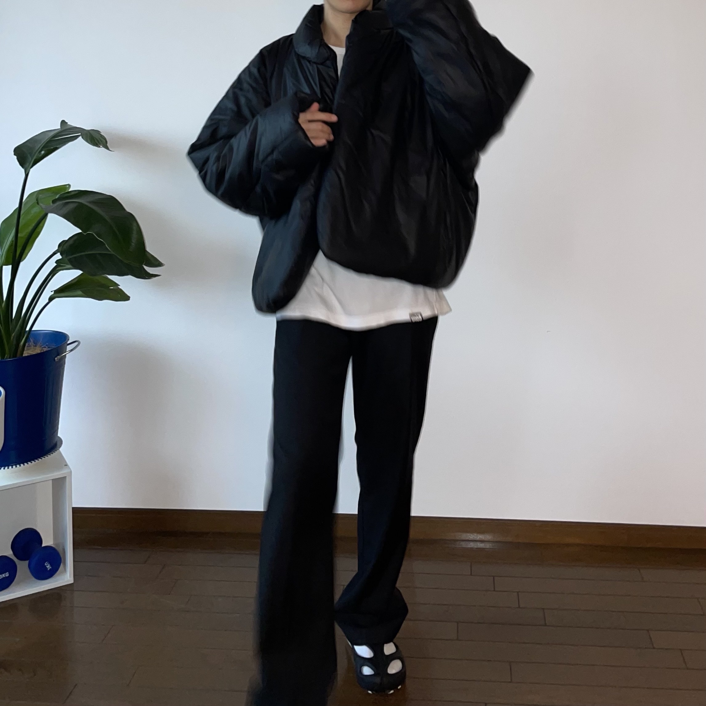 Yeezy Gap Round Jacket Black 착용 스타일 - 2