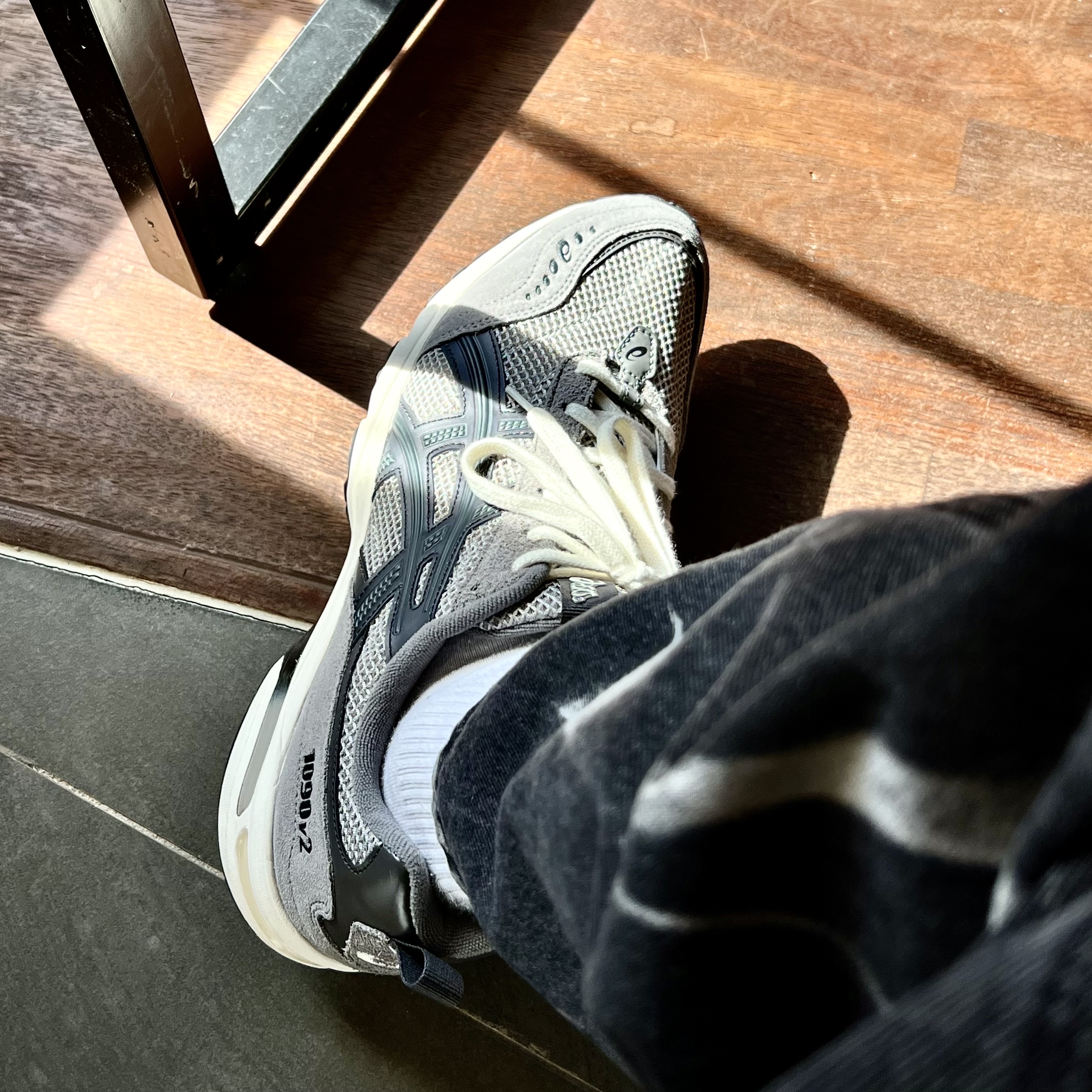 Asics Gel-1090 V2 Oyster Grey 착용 스타일 - 2