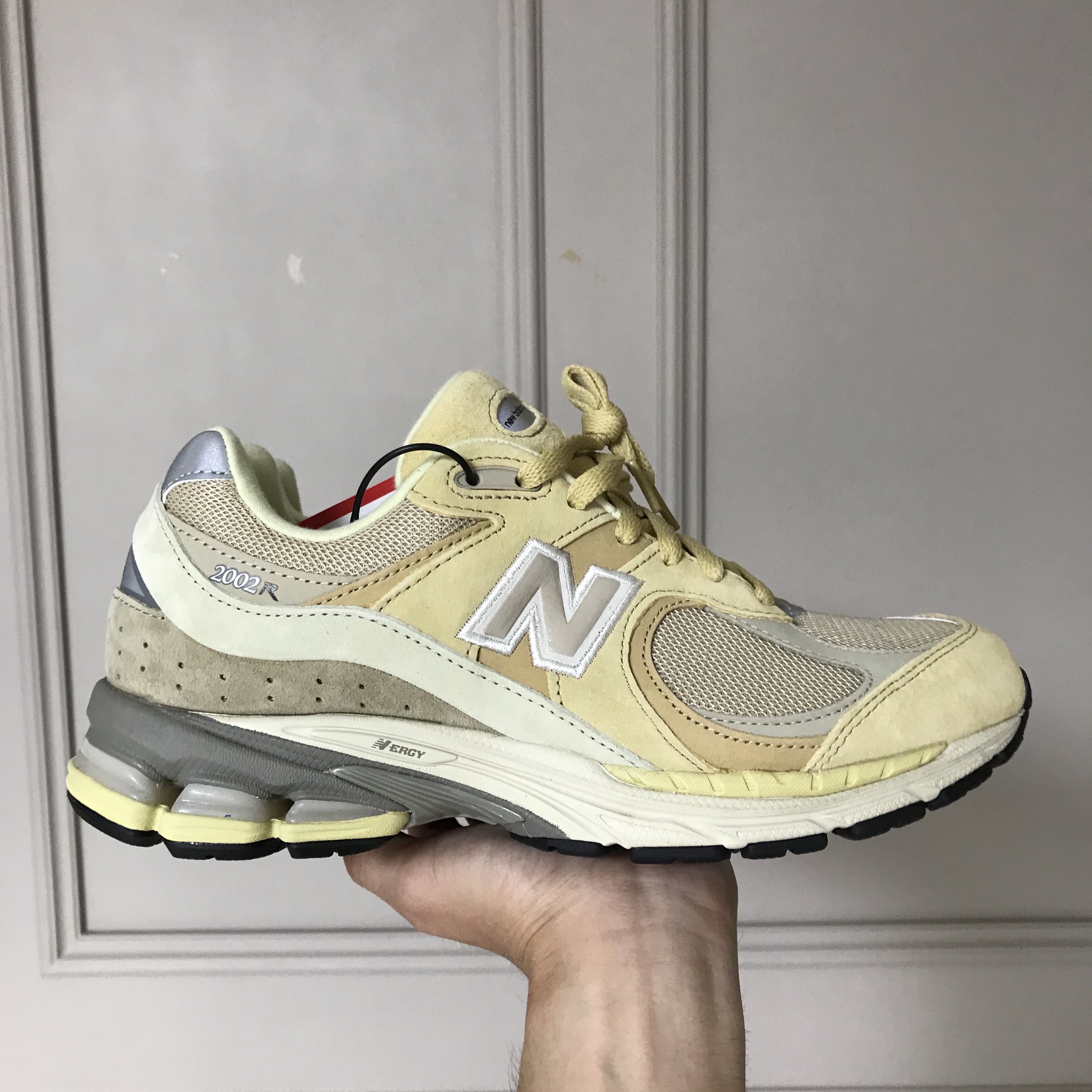 New Balance x Auralee 2002R Yellow Beige 착용 스타일 - 1