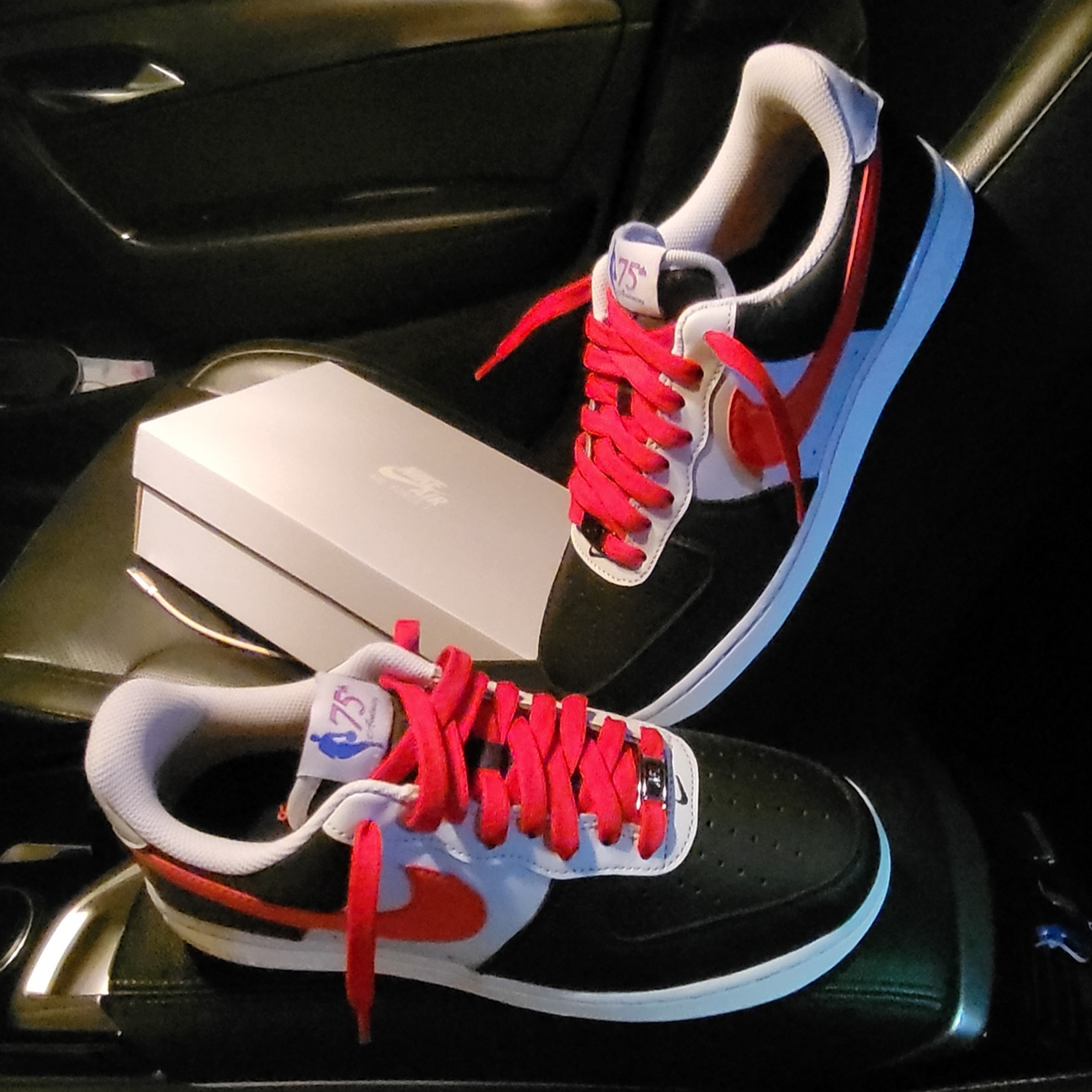 Nike x NBA Air Force 1 '07 LV8 EMB Black and Chile Red 착용 스타일 - 1