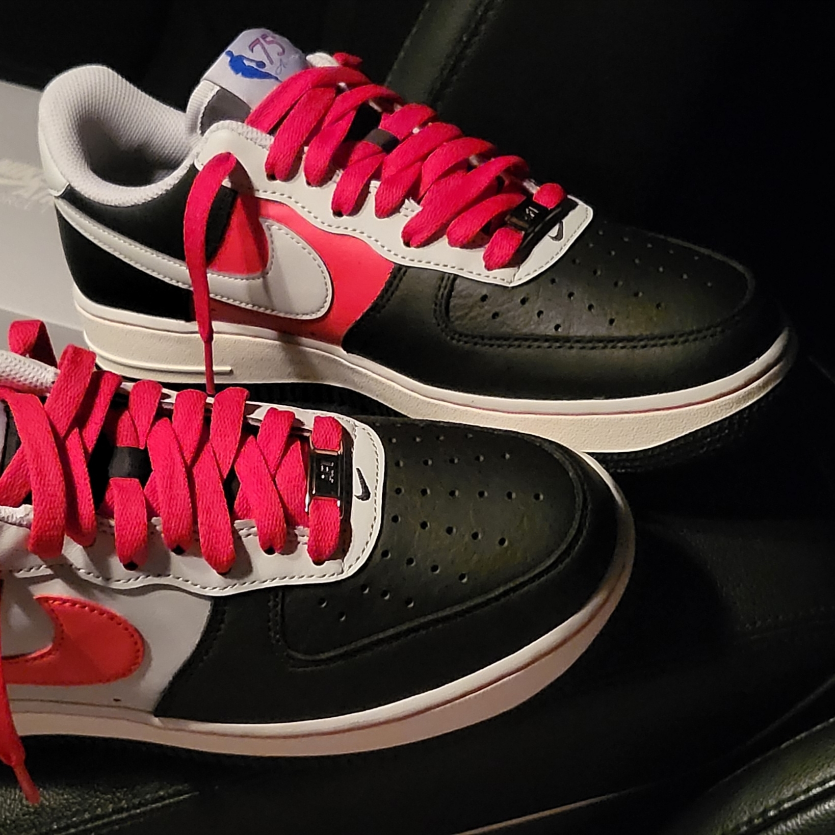 Nike x NBA Air Force 1 '07 LV8 EMB Black and Chile Red 착용 스타일 - 2