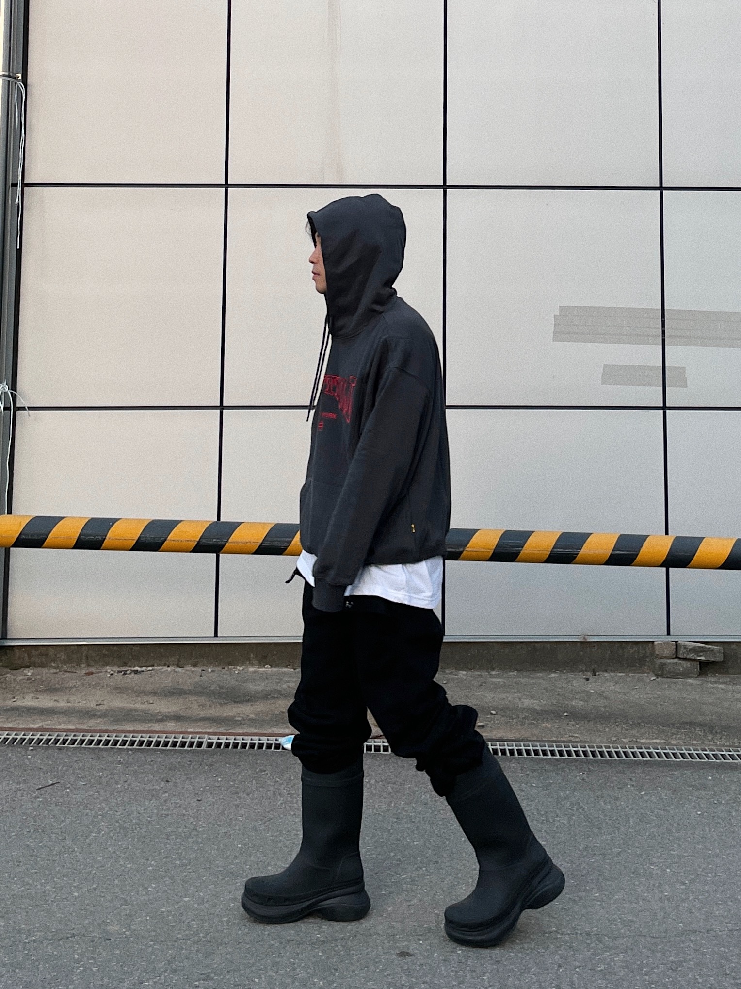 Balenciaga x Crocs Rubber Boot Black 착용 스타일 - 3