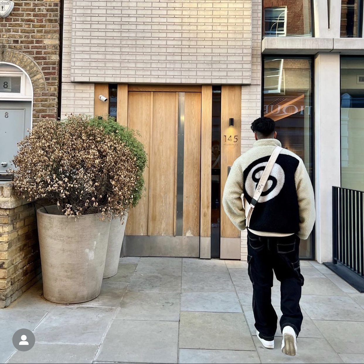 Stussy 8 Ball Sherpa Jacket Natural 착용 스타일 - 4