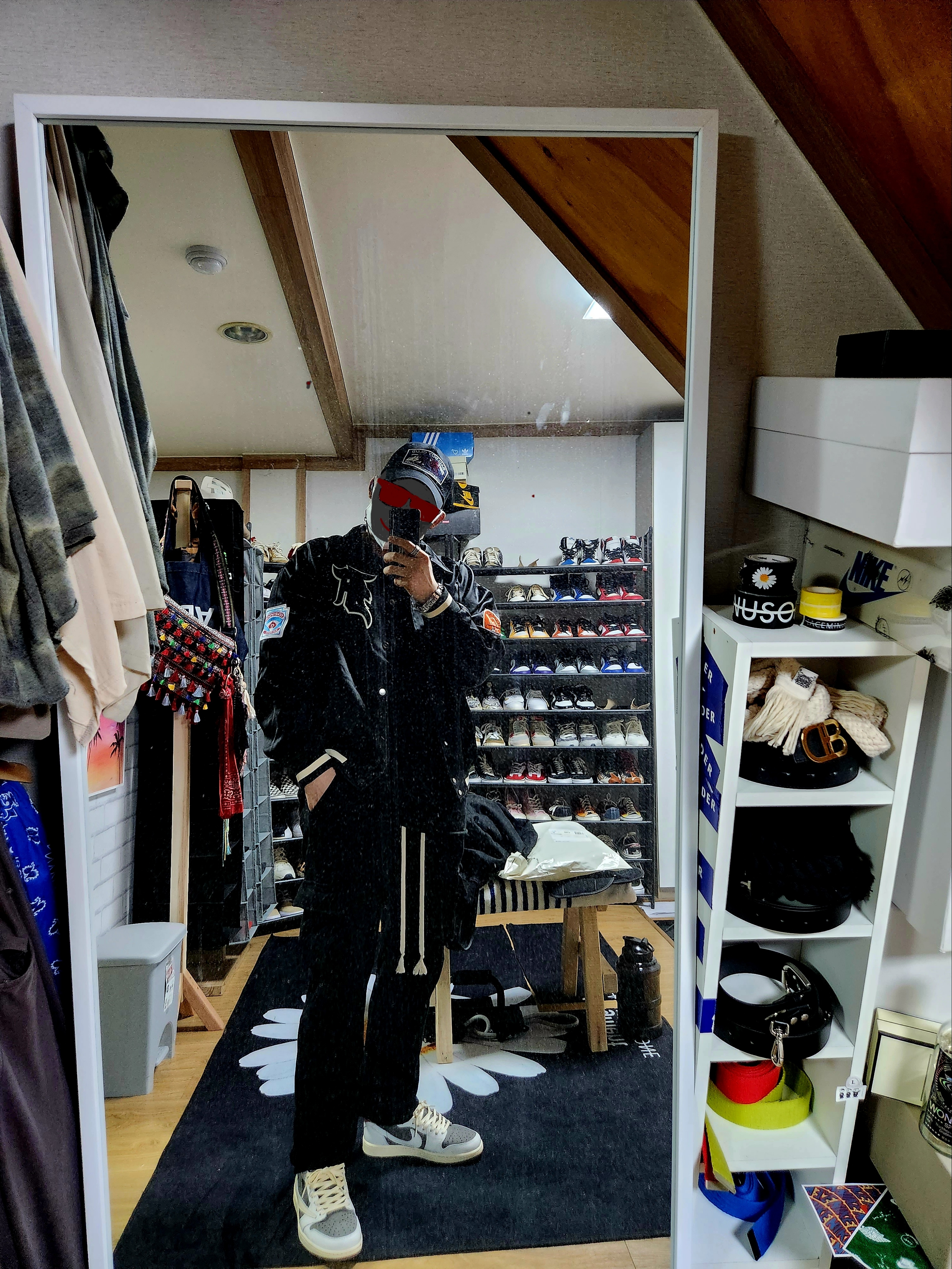Jordan 1 x Travis Scott Retro Low OG SP Sail and Ridgerock, Essentials The Core Collection T-Shirt Black 착용 스타일