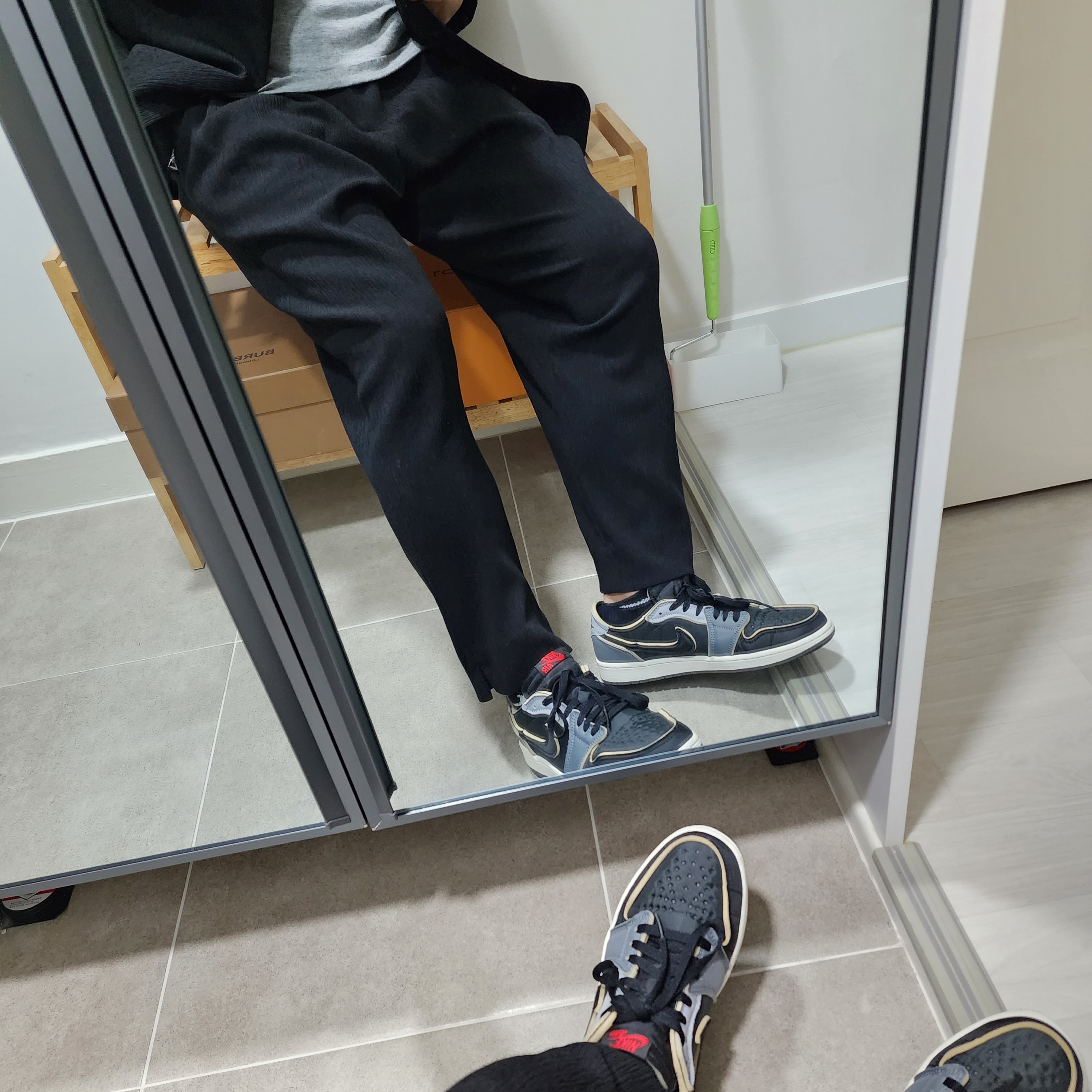 Jordan 1 Retro Low OG EX Black and Smoke Grey 착용 스타일