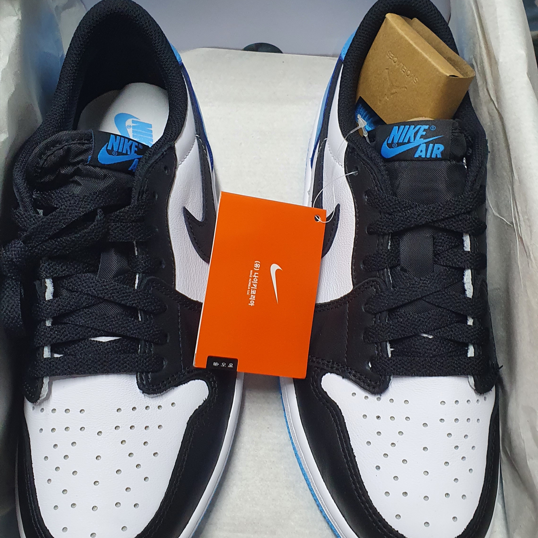 Jordan 1 Retro Low OG Black and Dark Powder Blue 착용 스타일