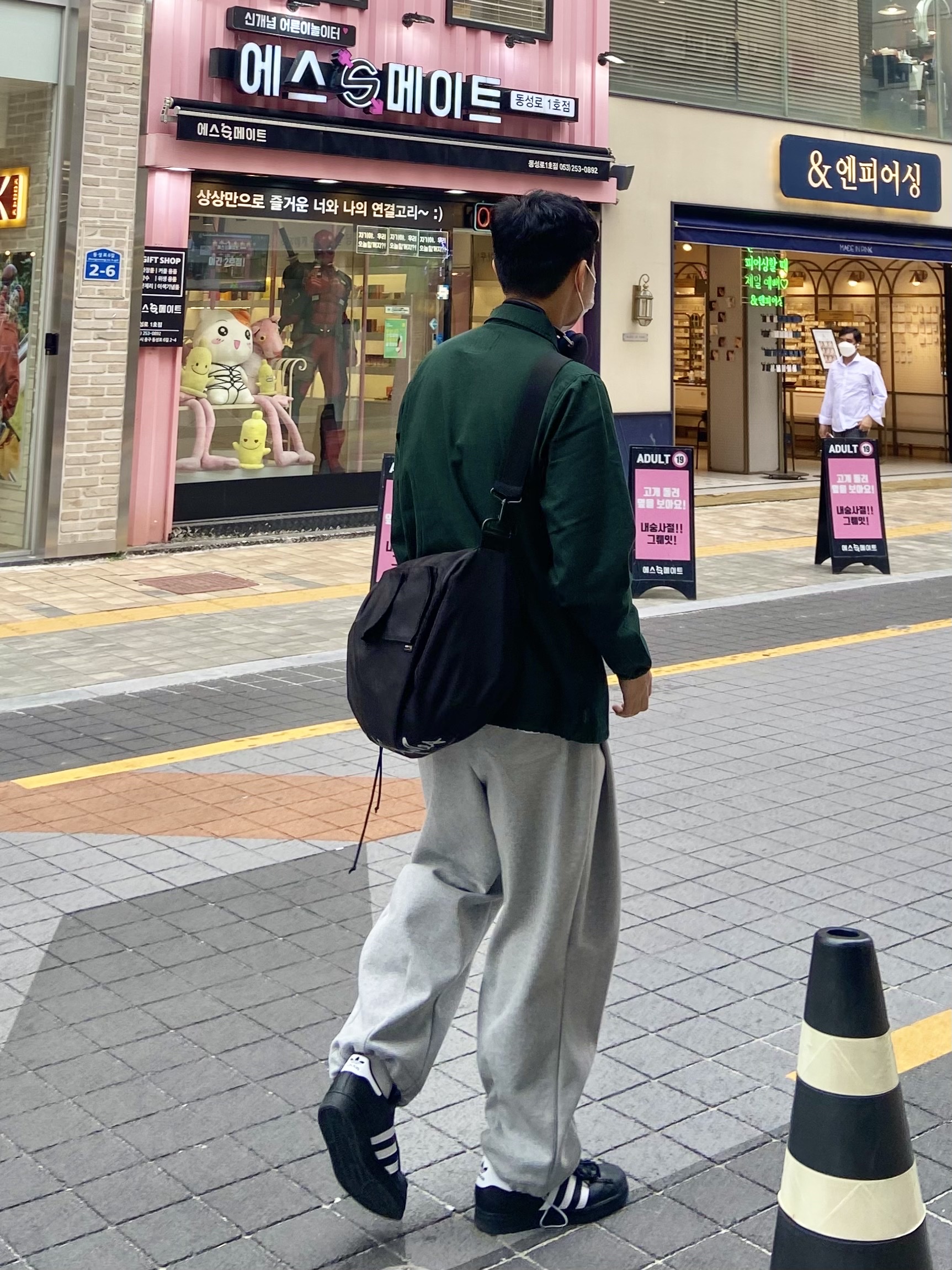 Apple AirPods Max Lightning Space Gray (Korean Ver.), Adidas Superstar Core Black White 착용 스타일