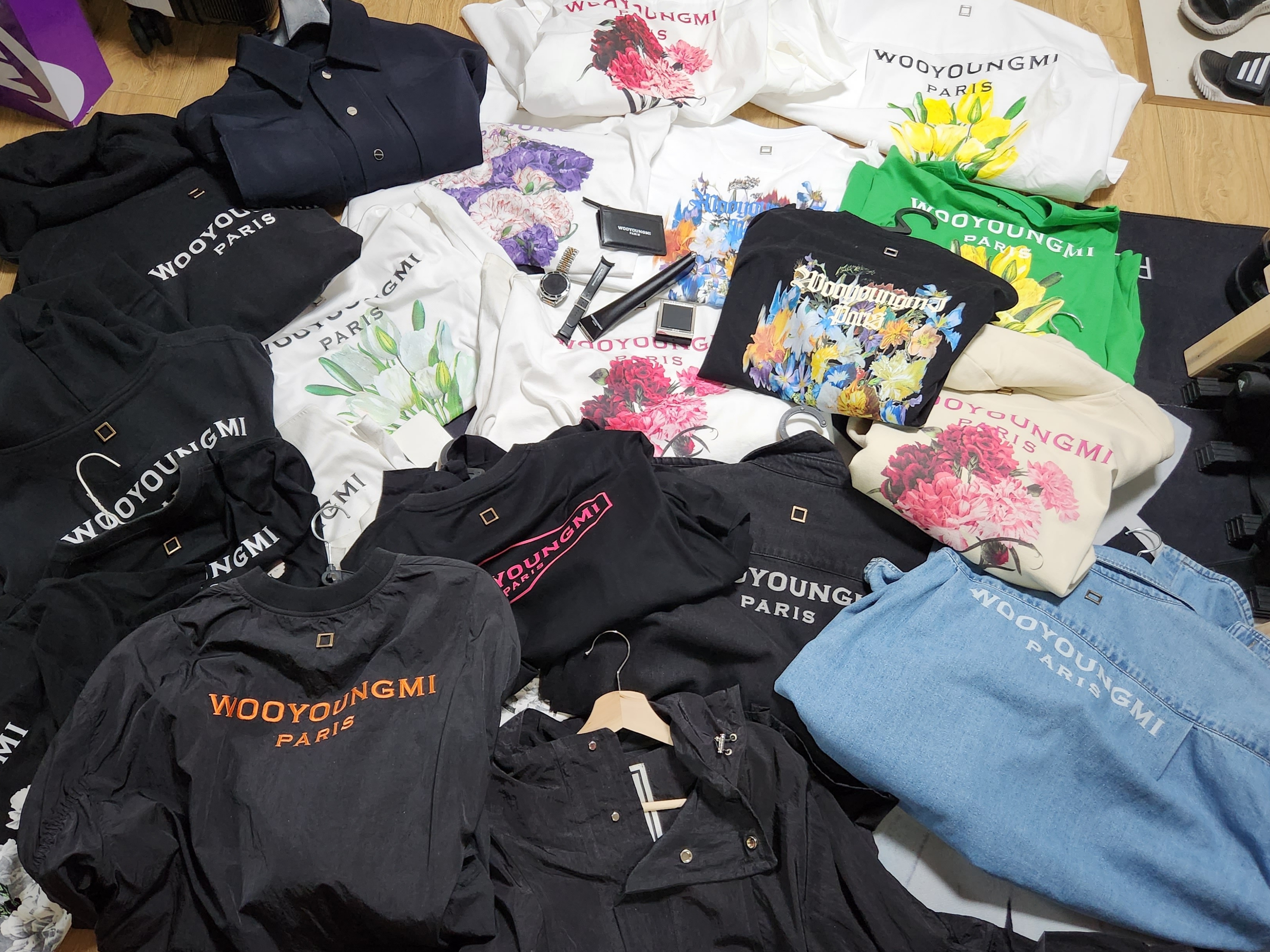Wooyoungmi Flower Print Back Logo Shirt White - 22SS, Wooyoungmi Multi Flower T-Shirt Black - 22SS 착용 스타일