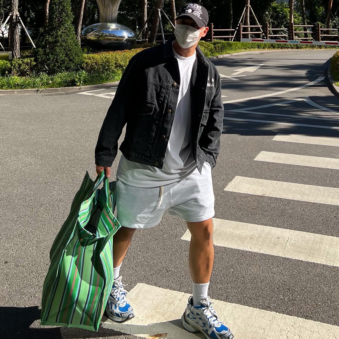 IAB Studio x Lee Denim Jacket Black, Balenciaga Runner Sneakers Blue White 착용 스타일 - 2