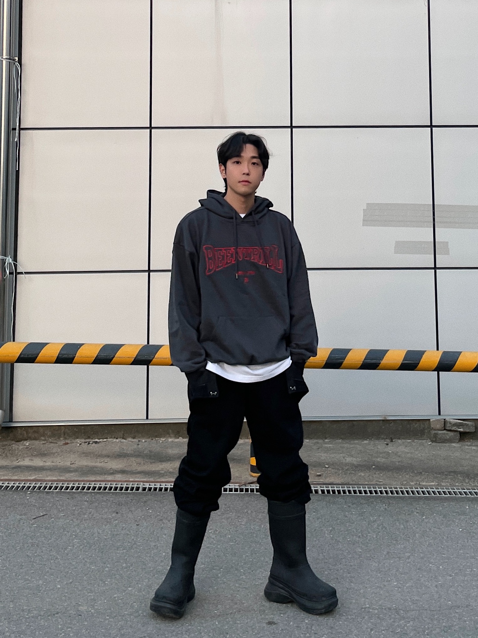 Balenciaga x Crocs Rubber Boot Black 착용 스타일 - 2