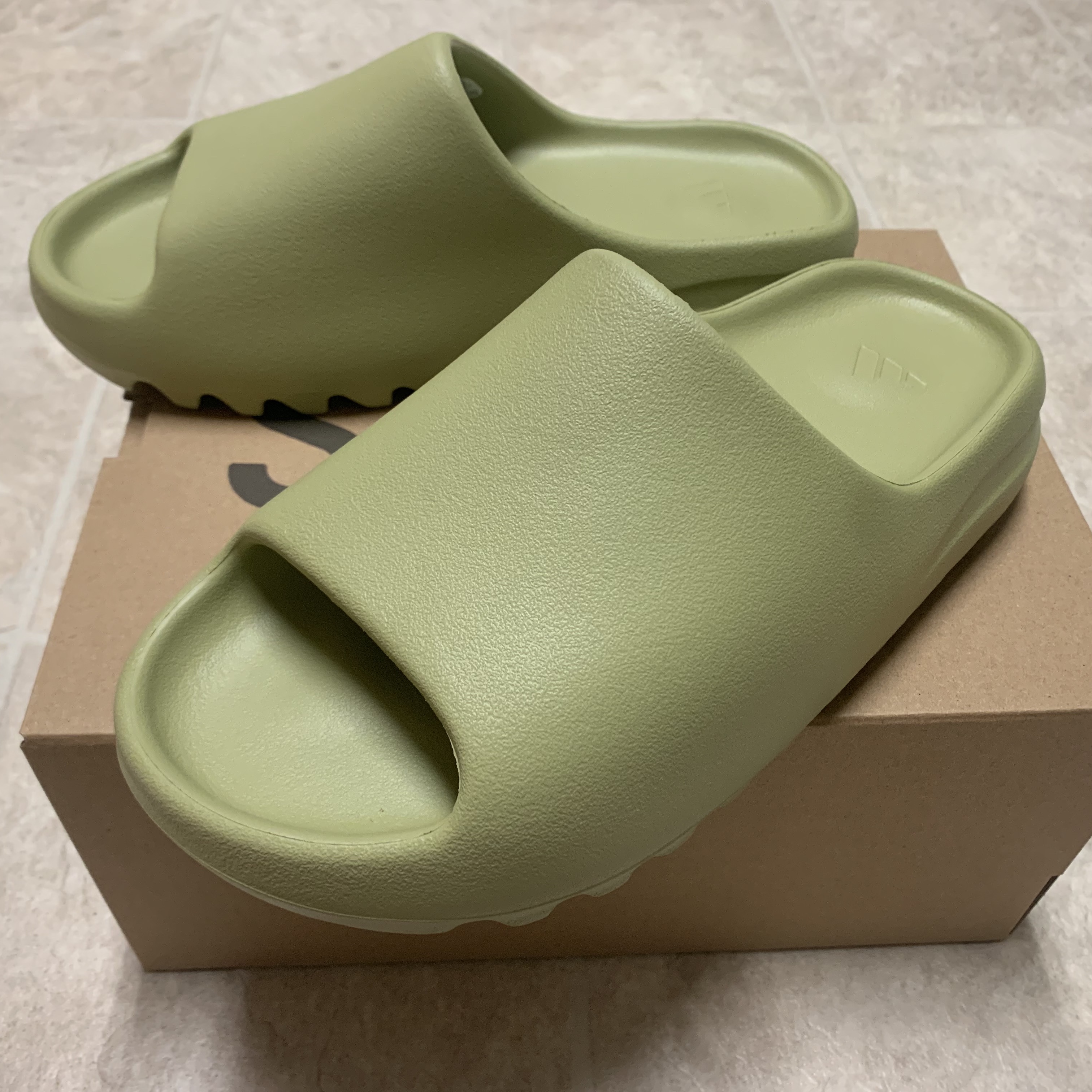 Adidas Yeezy Slide Resin 2022 착용 스타일