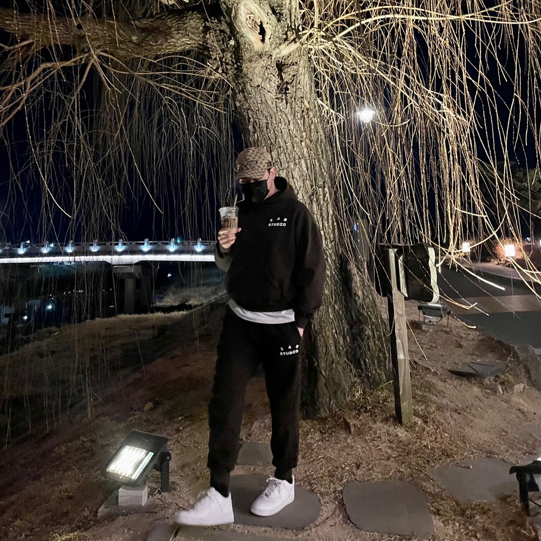 IAB Studio Hoodie Brown, IAB Studio Sweatpants Brown 착용 스타일