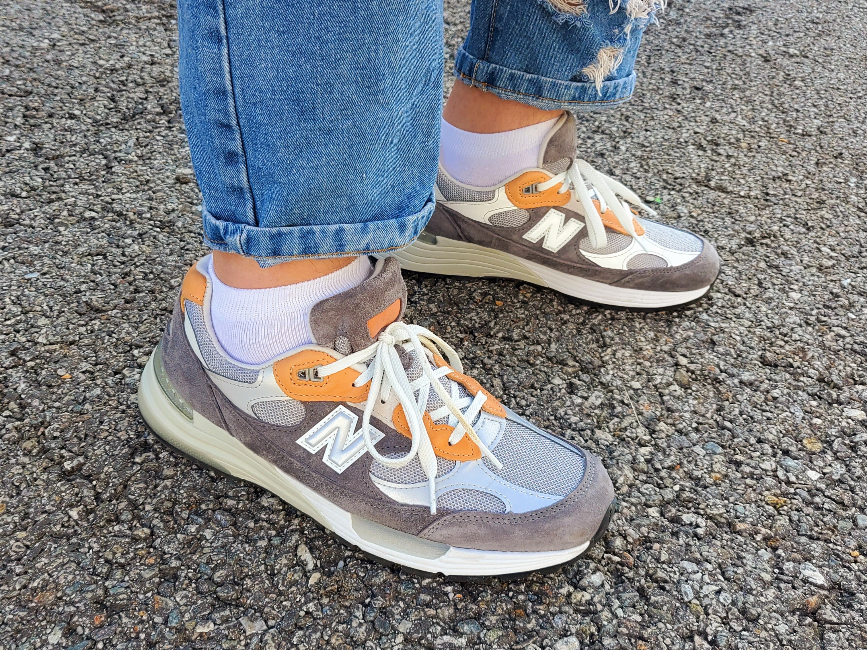 New Balance x Todd Snyder 992 Made in USA 10th Anniversary Grey Tan 착용 스타일 - 1