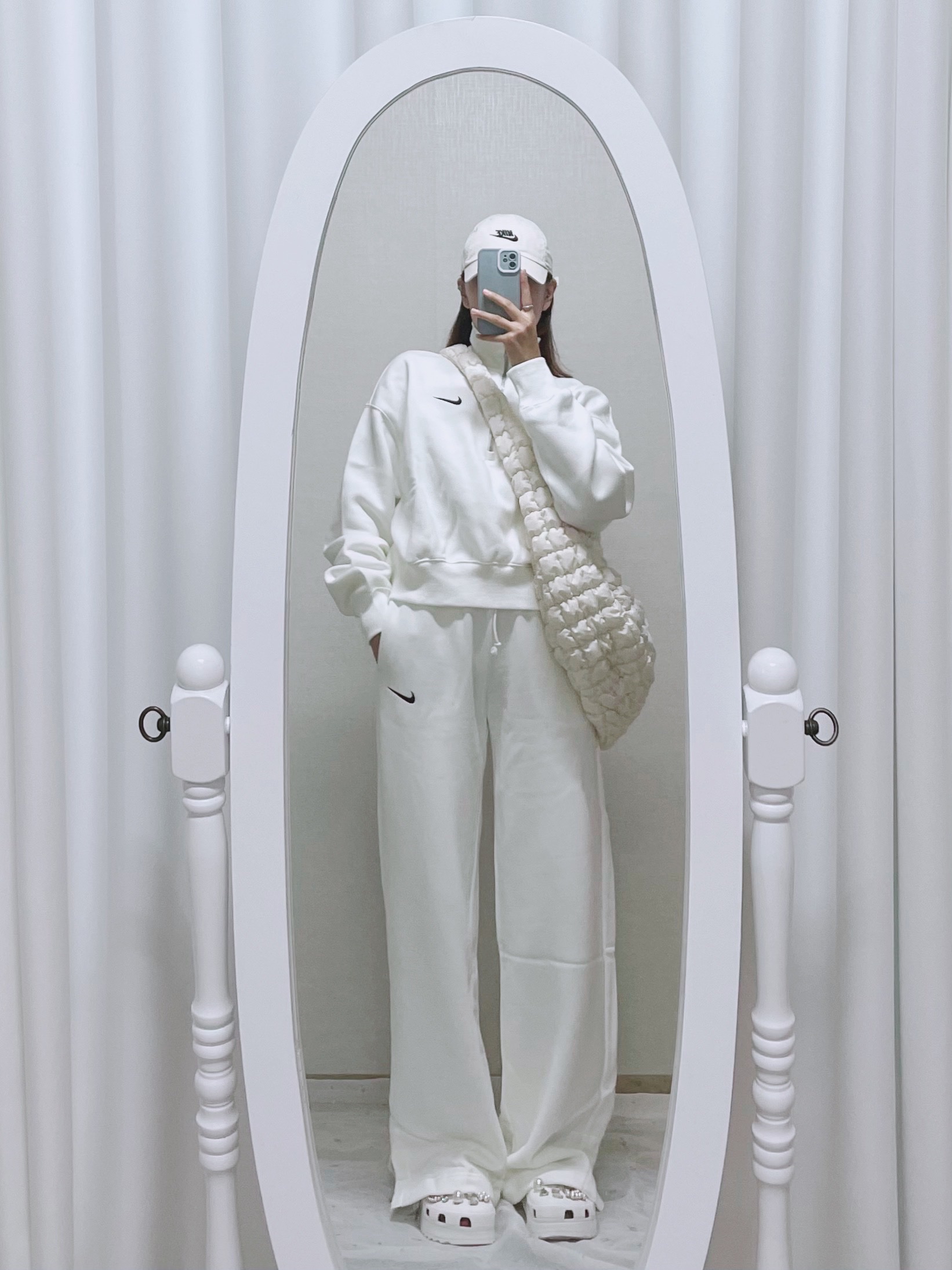 COS Quilted Oversized Shoulder Bag Off White Light Beige, Nike Heritage 86 Futura Washed Cap Light Bone 착용 스타일 - 2