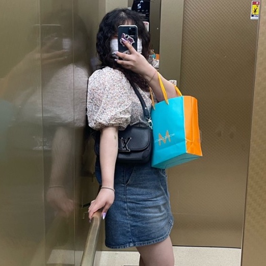 Louis Vuitton Buci Epi Black 착용 스타일 - 1
