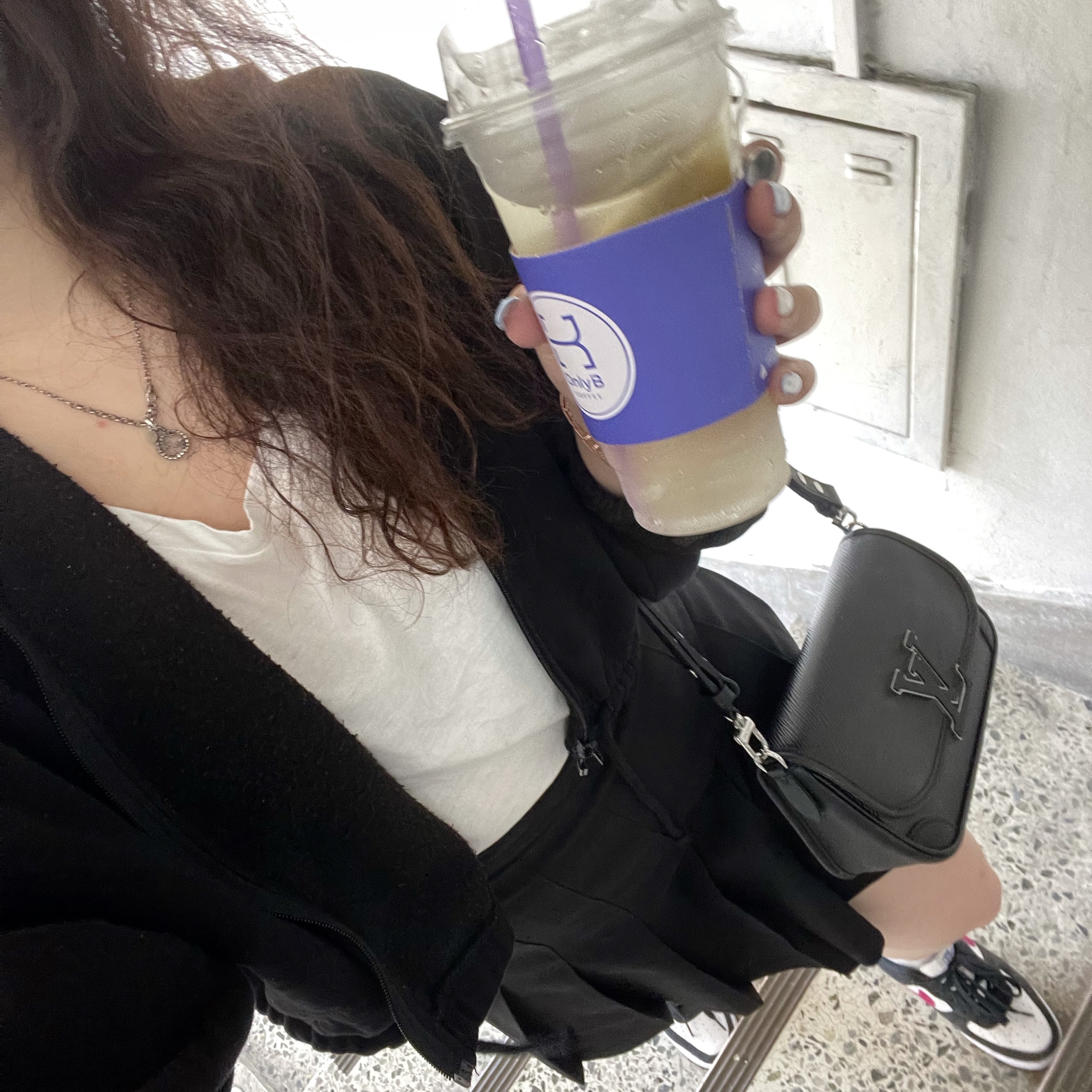 Louis Vuitton Buci Epi Black 착용 스타일 - 2
