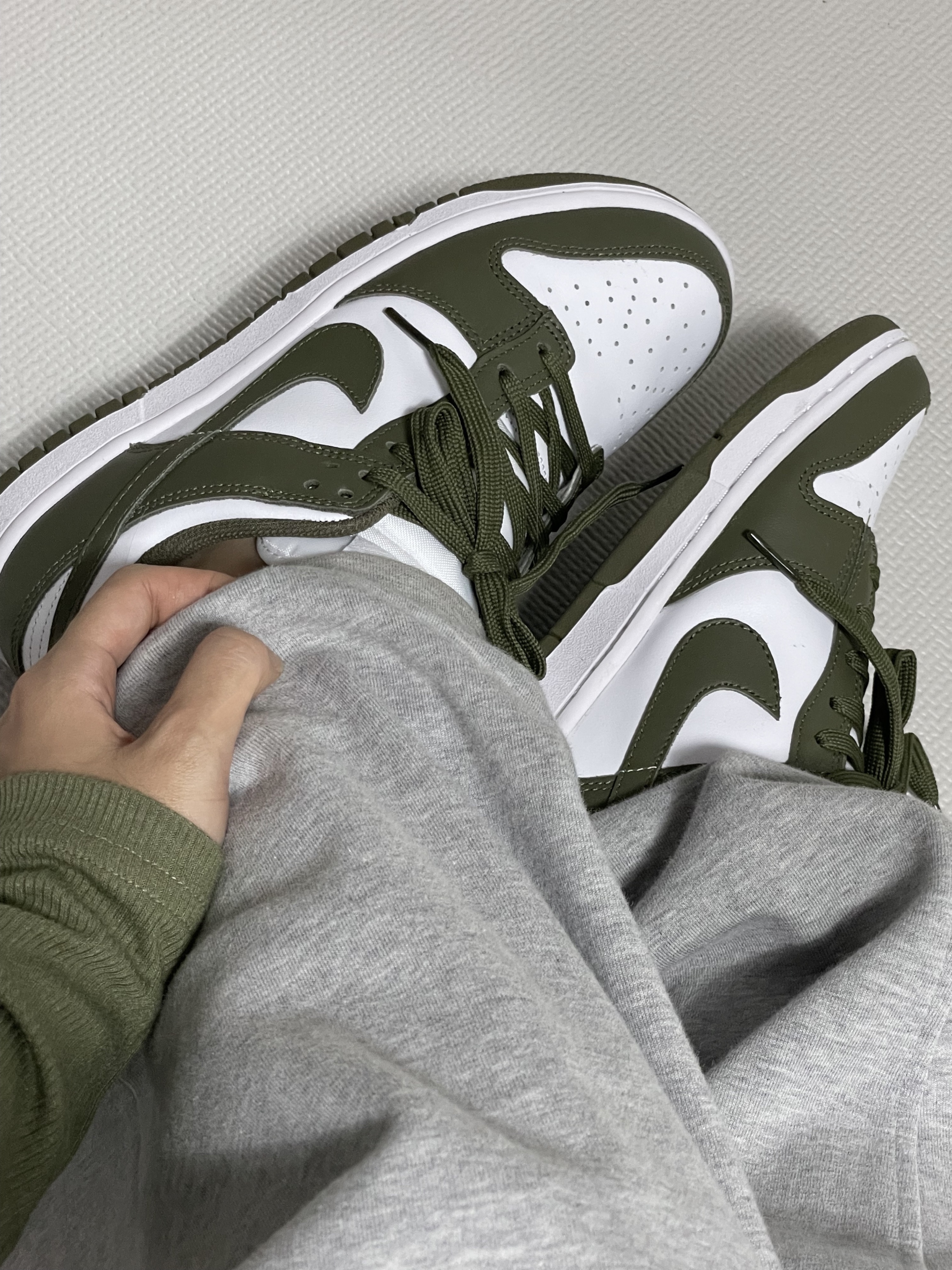 (W) Nike Dunk Low Medium Olive 착용 스타일 - 3