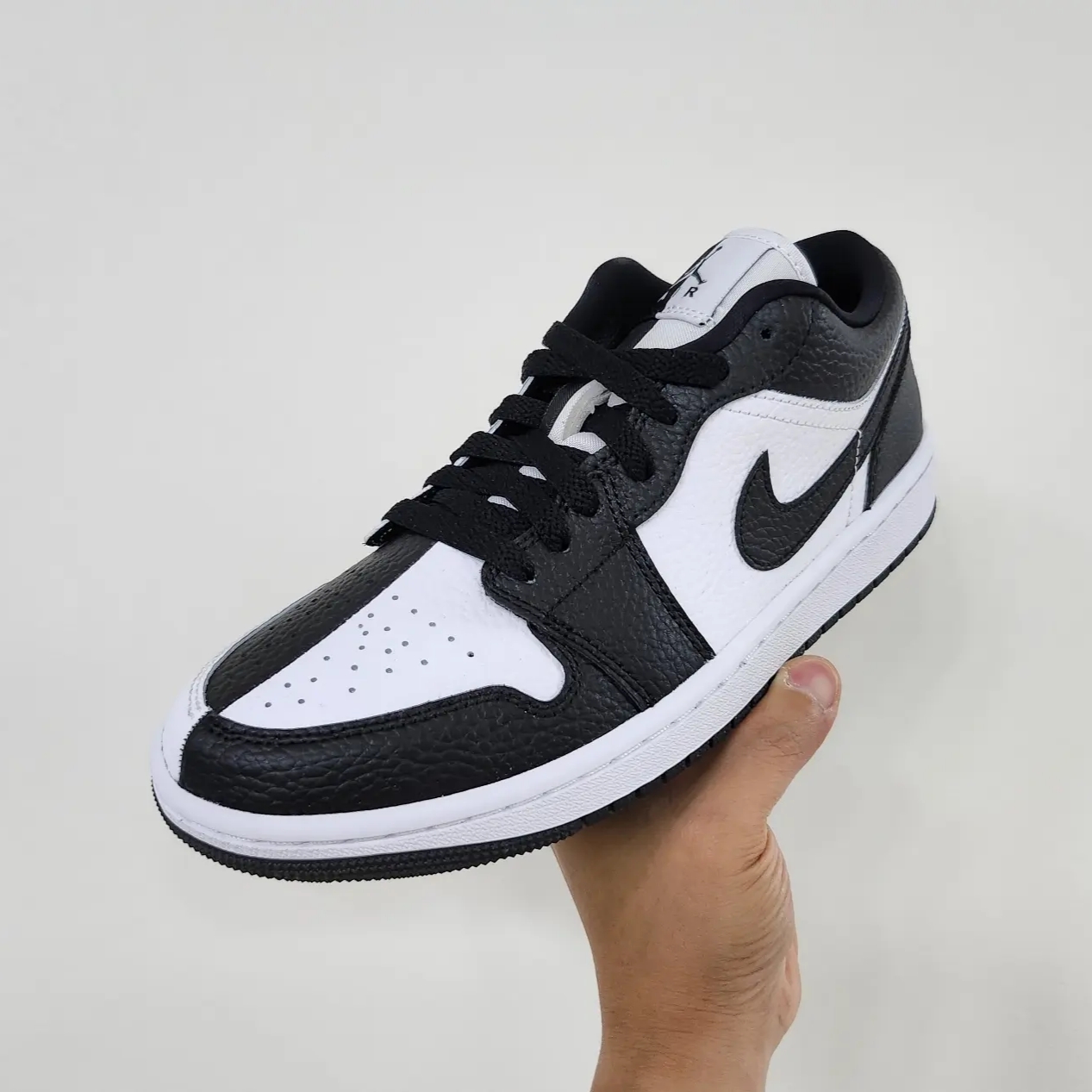(W) Jordan 1 Low SE Black White 착용 스타일 - 1
