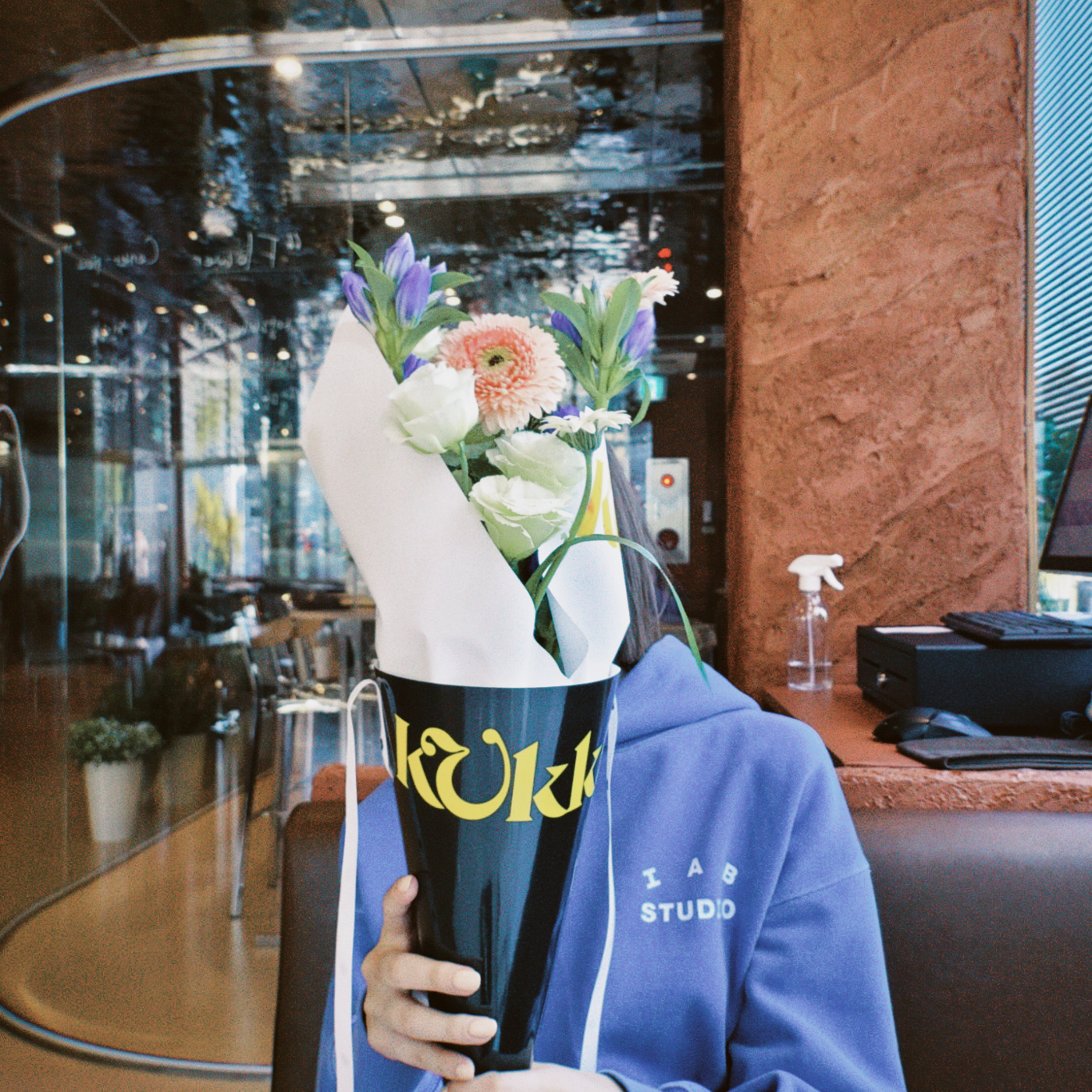 IAB Studio Pigment Hoodie Royal Blue - 22FW 착용 스타일 - 2