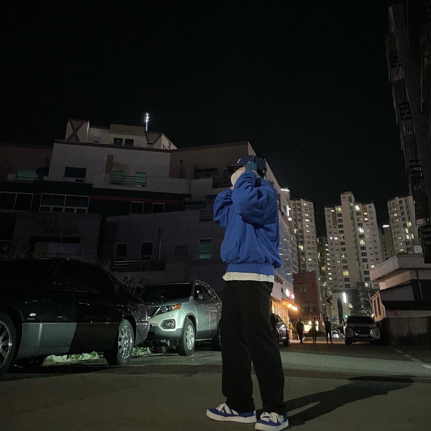 Yeezy Gap Hoodie Blue, Apple AirPods Max Lightning Sky Blue (Korean Ver.) 착용 스타일 - 1