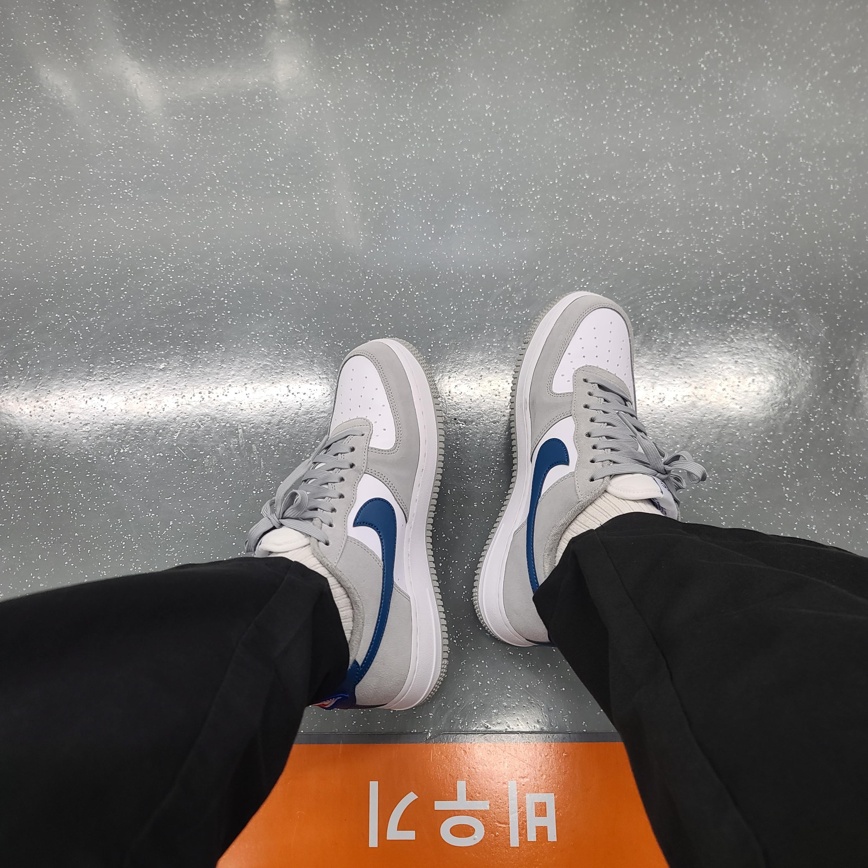 Nike Air Force 1 '07 LV8 Athletic Club Light Smoke Grey Marina 착용 스타일
