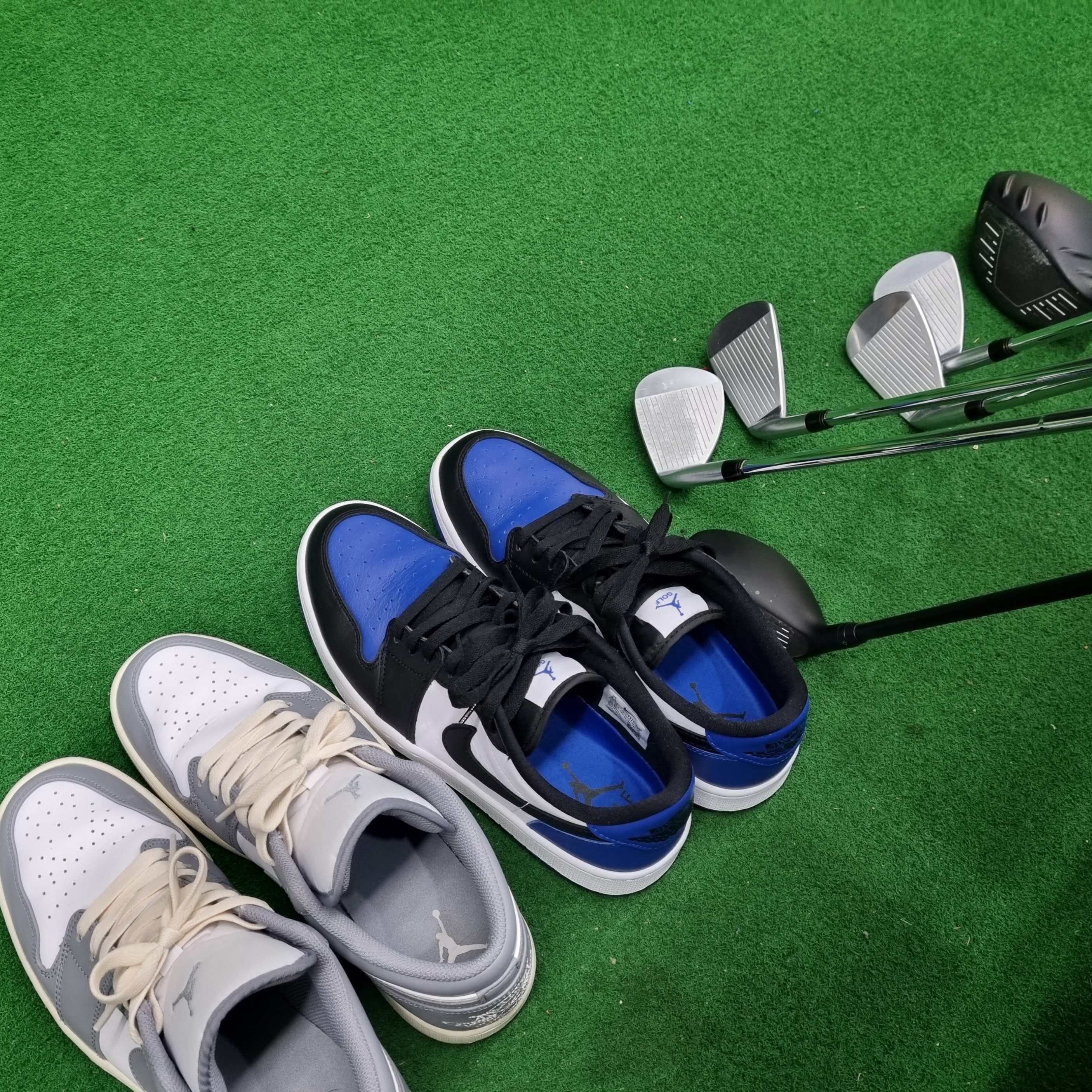 Jordan 1 Low Stealth and White, (GS) Jordan 1 Low Stealth and White 착용 스타일 - 1