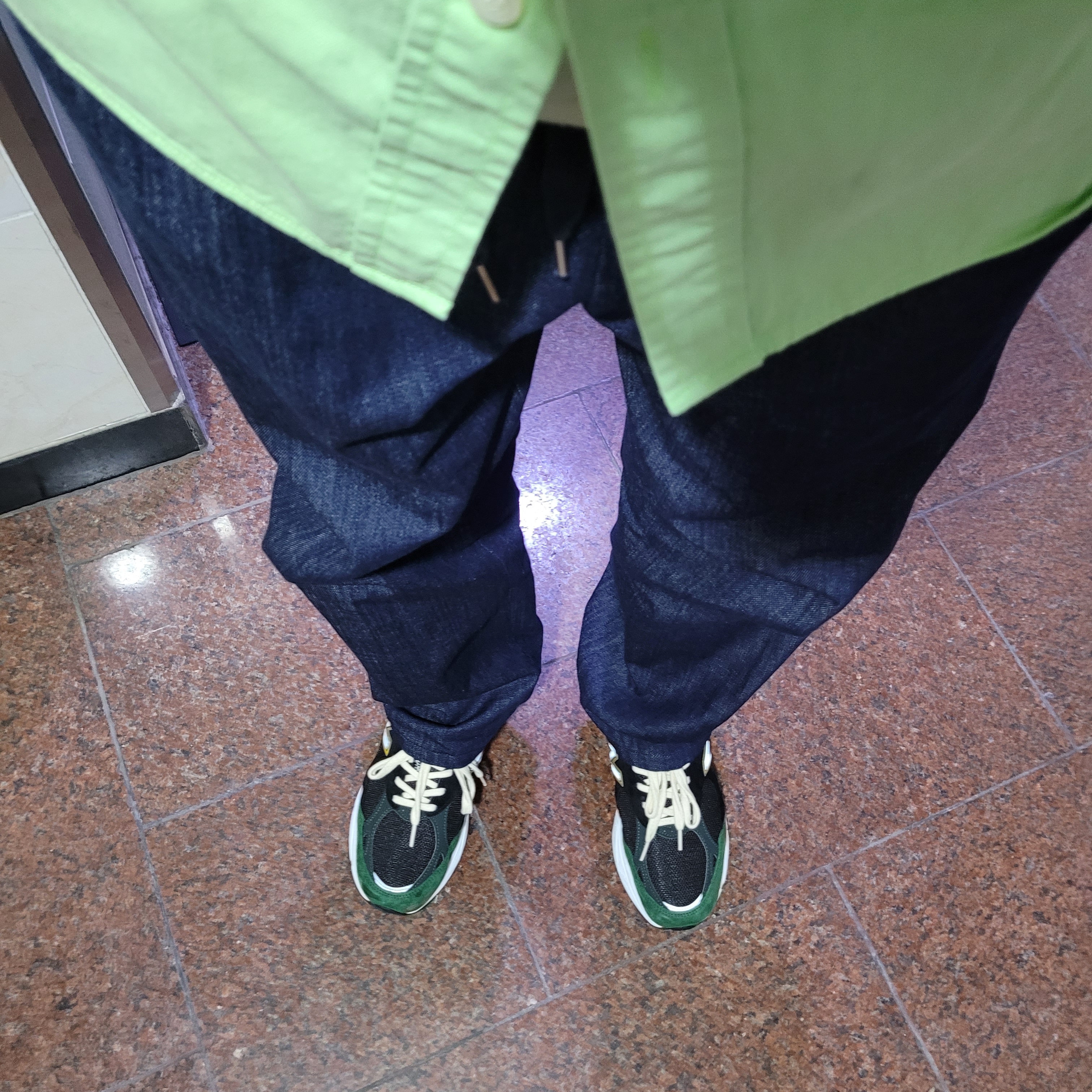 New Balance 990v3 Made in USA Black Green 착용 스타일 - 2