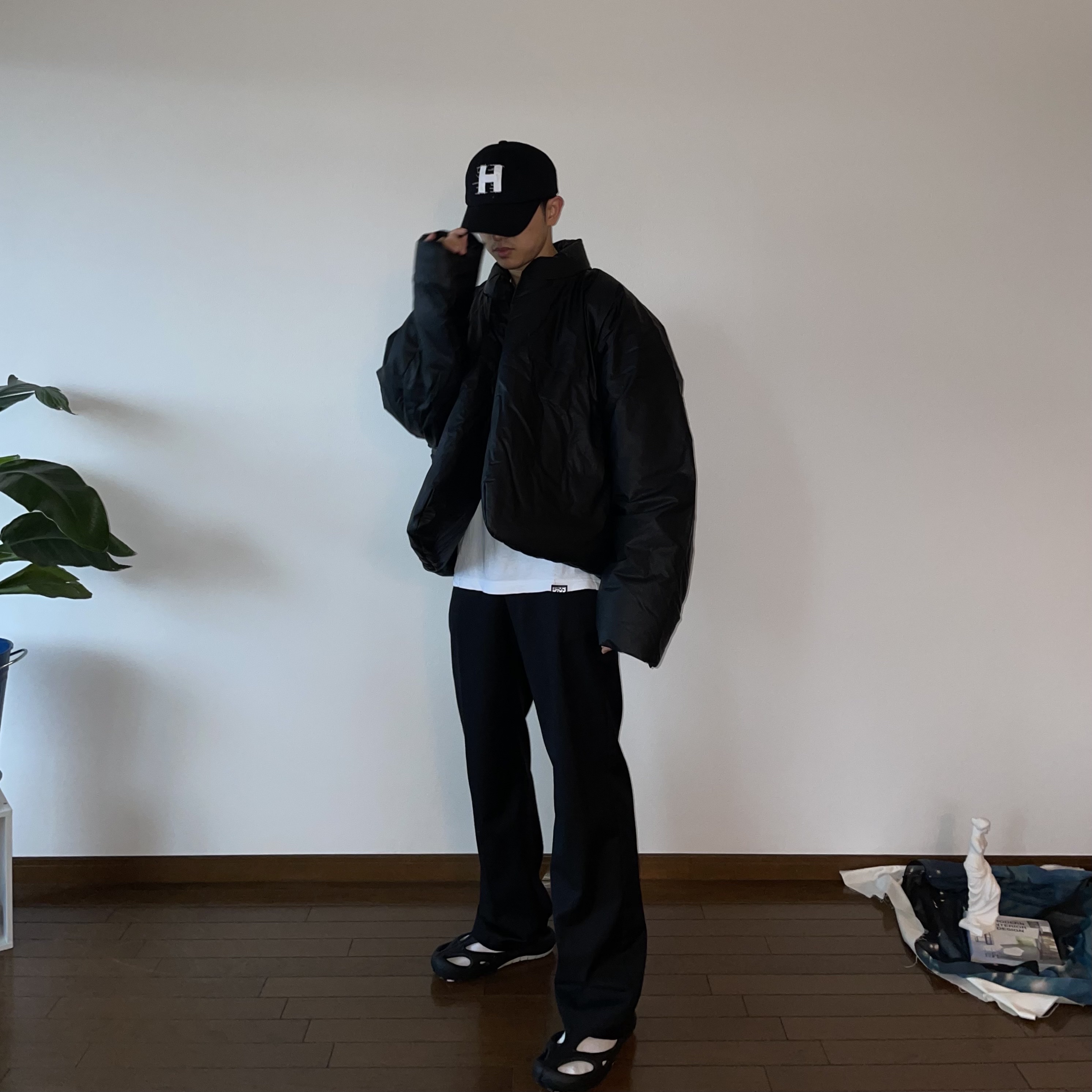 Yeezy Gap Round Jacket Black 착용 스타일 - 1