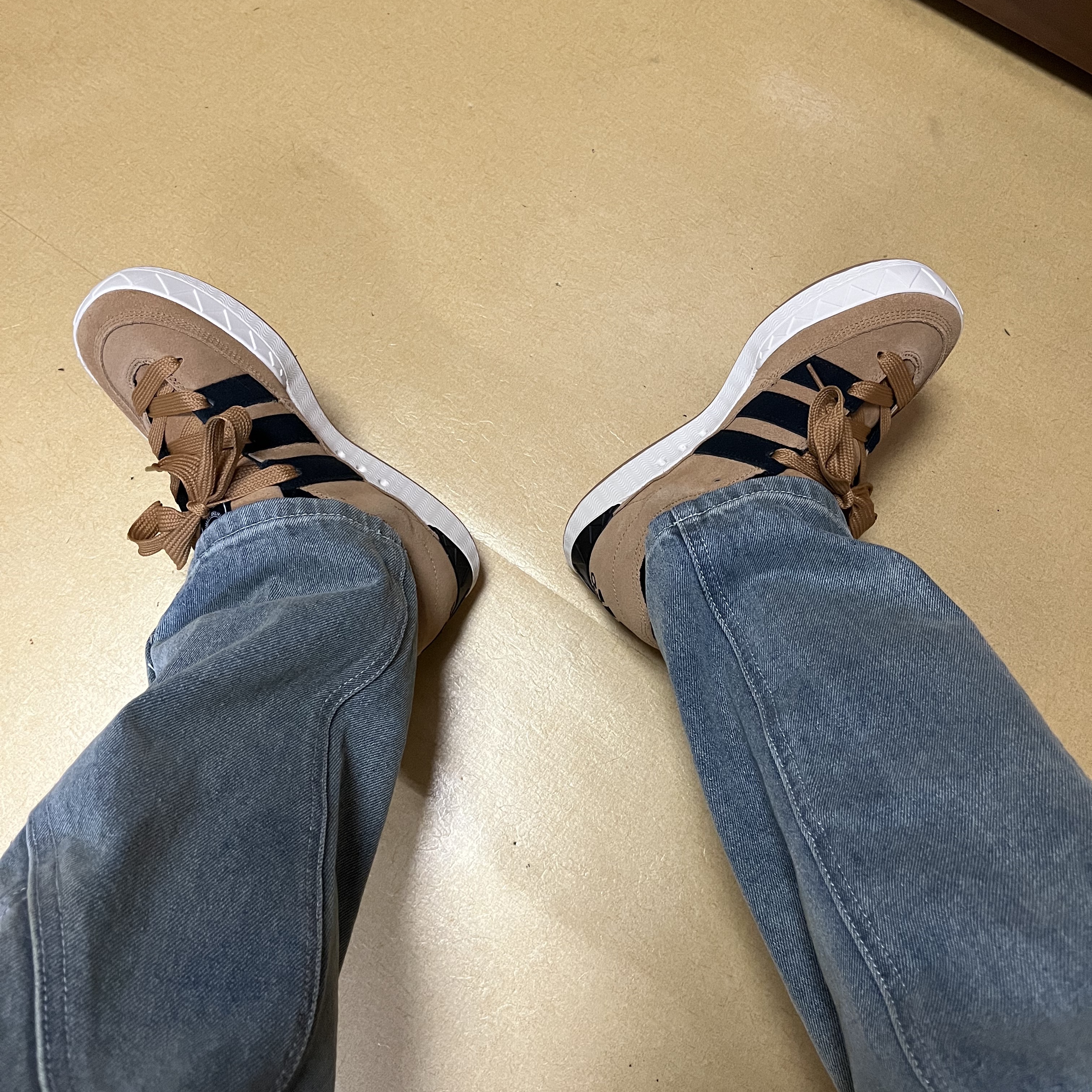 Adidas x Atmos Adimatic OG Shoebox 착용 스타일 - 2