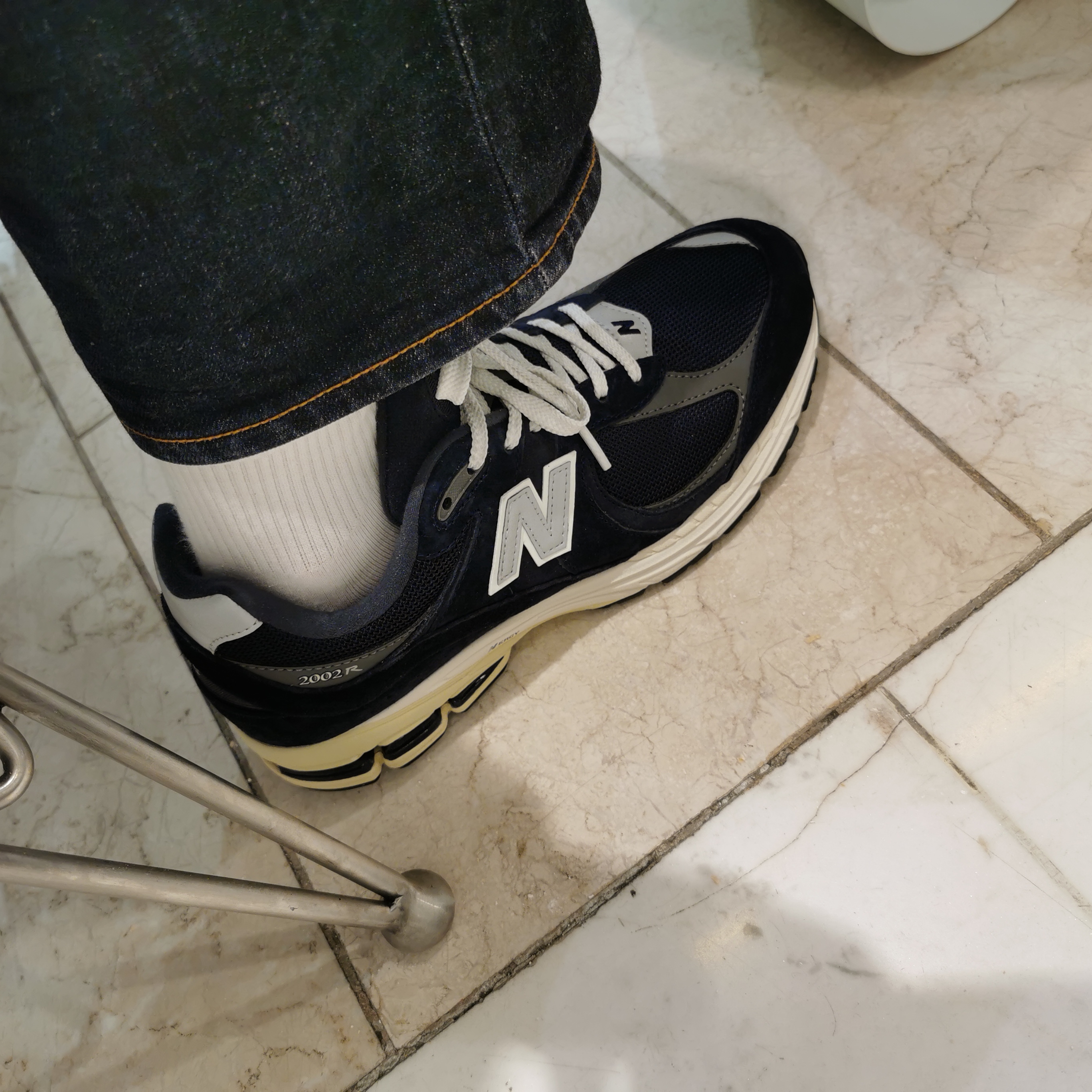 New Balance 2002R Eclipse Castlerock 착용 스타일 - 3