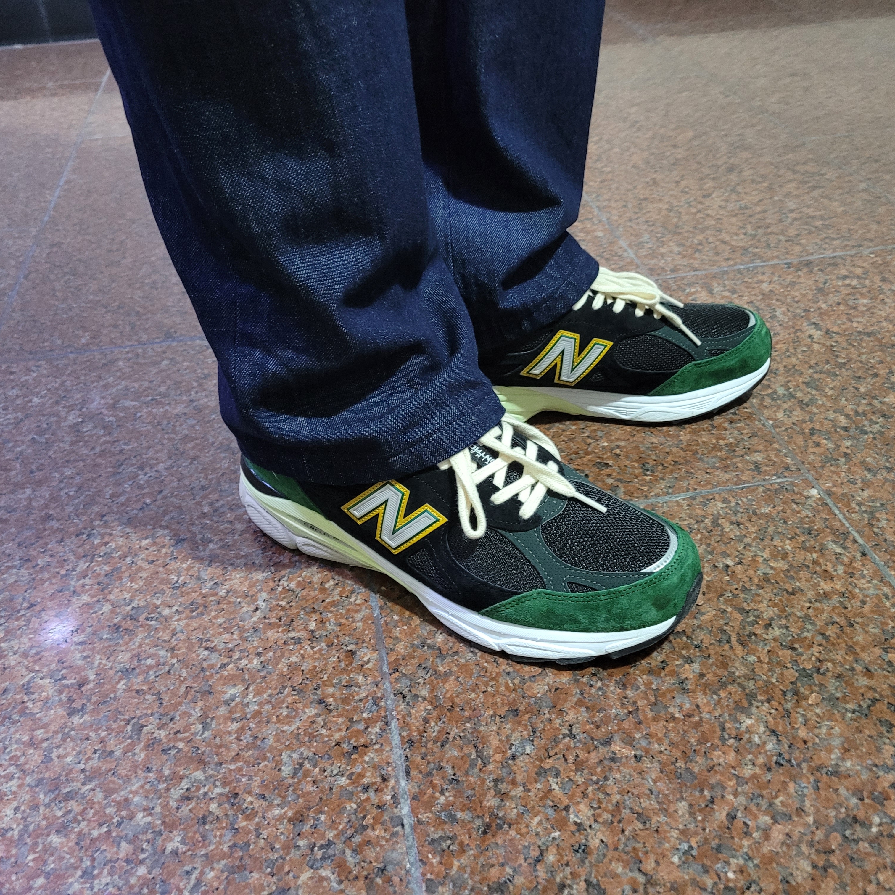 New Balance 990v3 Made in USA Black Green 착용 스타일 - 1