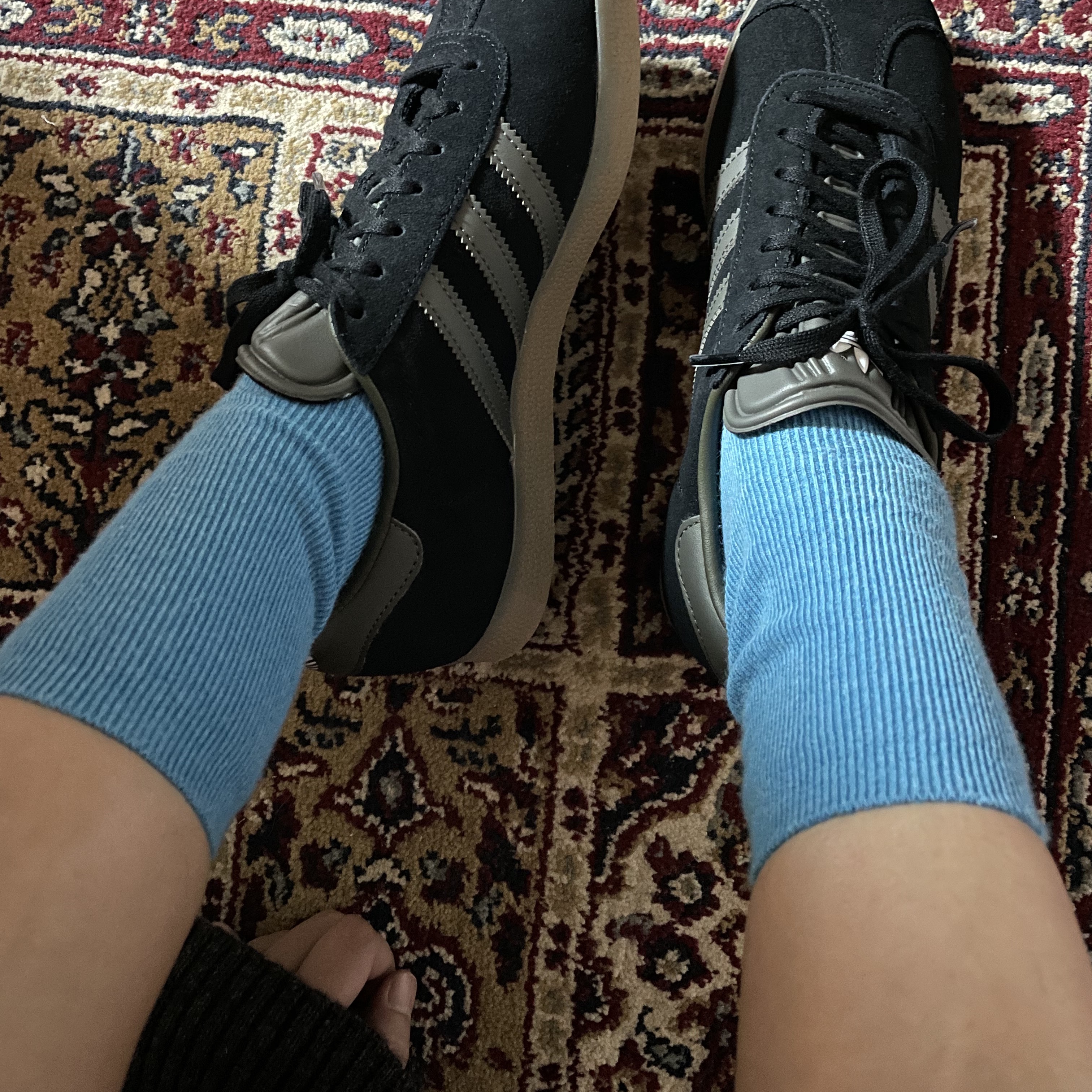 Adidas Gazelle Core Black Pantone 착용 스타일 - 1