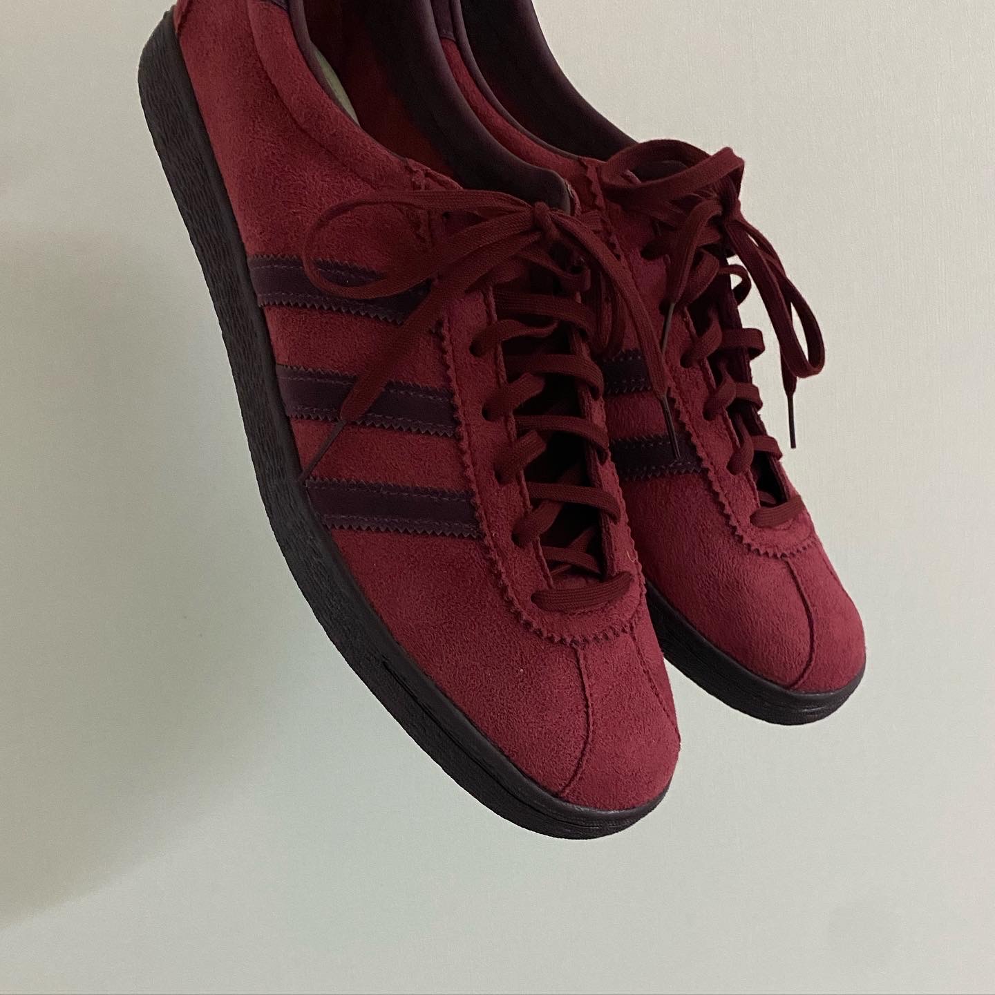 Adidas Tobacco Gruen Collegiate Burgundy 착용 스타일 - 1
