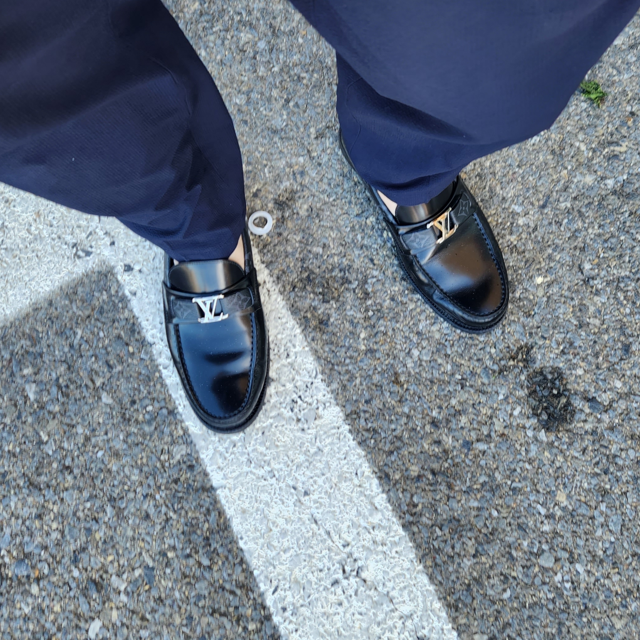 Louis Vuitton x NBA LV Loafers Monogram Embossed Leather Black, Thom Brone Fun-Mix Cotton Seersucker Grosgrain Cuff Straight Fit Short Sleeve Shirt White 착용 스타일 - 3