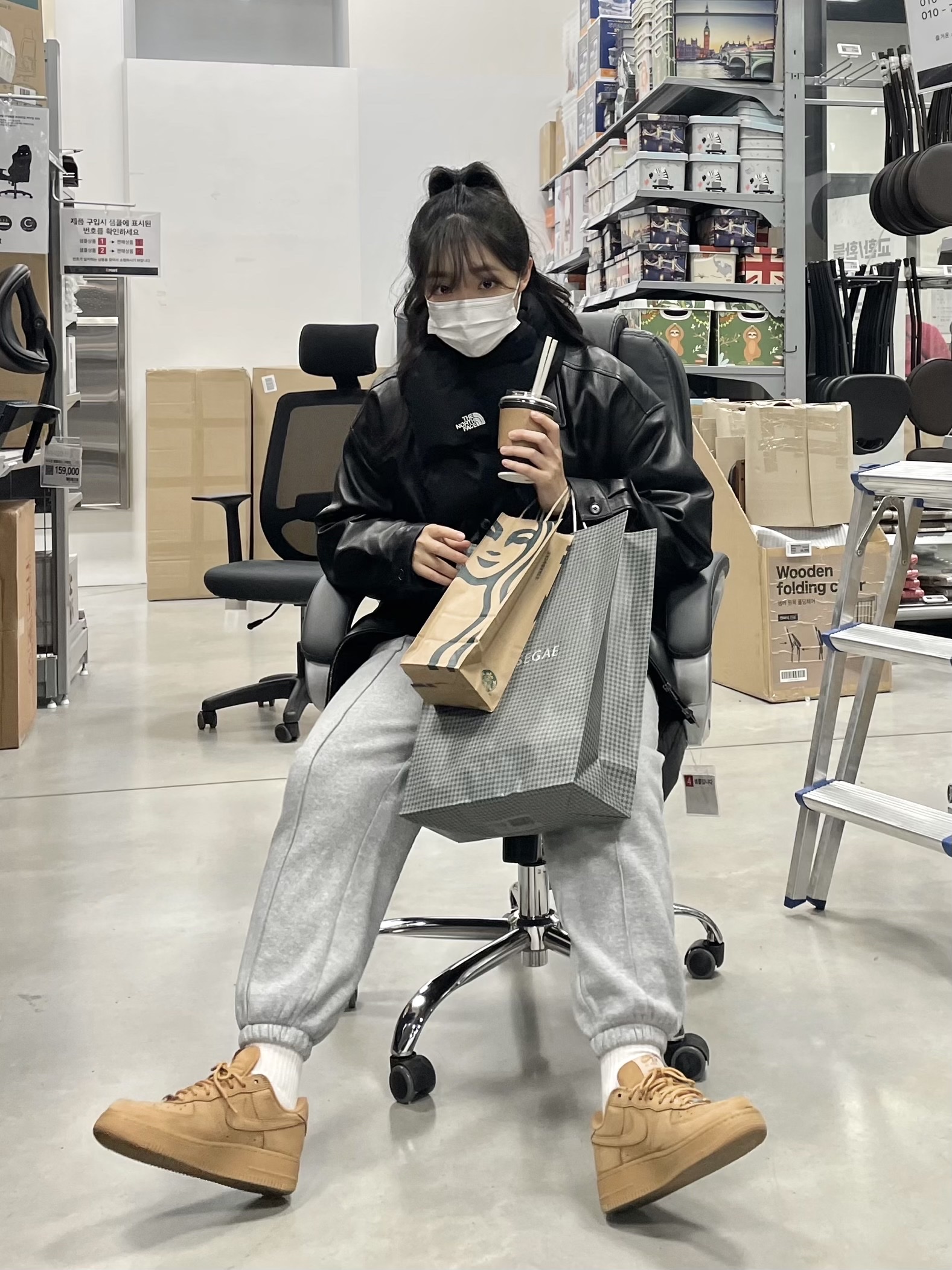 Nike x Supreme Air Force 1 Low Flax, The North Face White Label T-Ball Muffler Black 착용 스타일