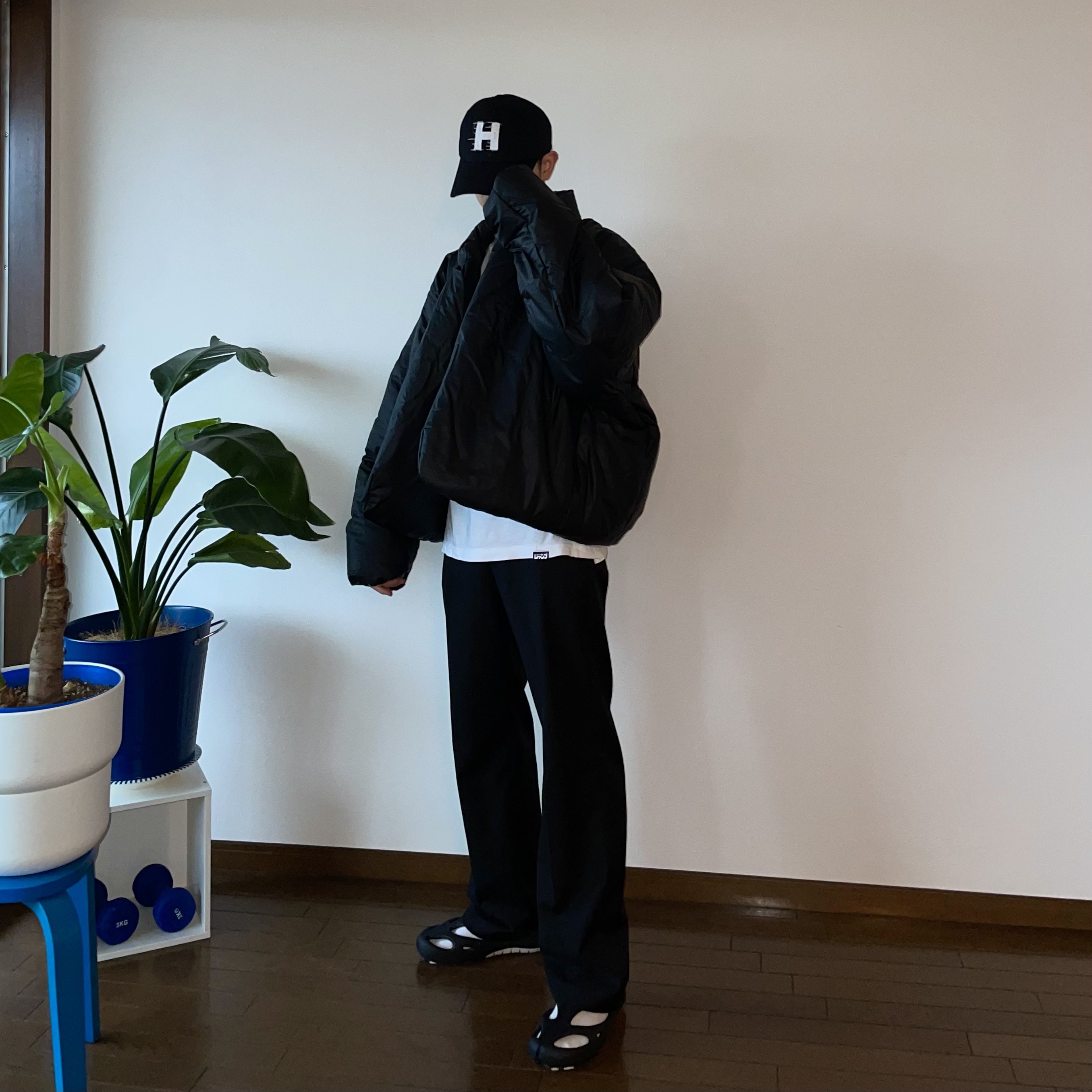 Yeezy Gap Round Jacket Black 착용 스타일 - 4