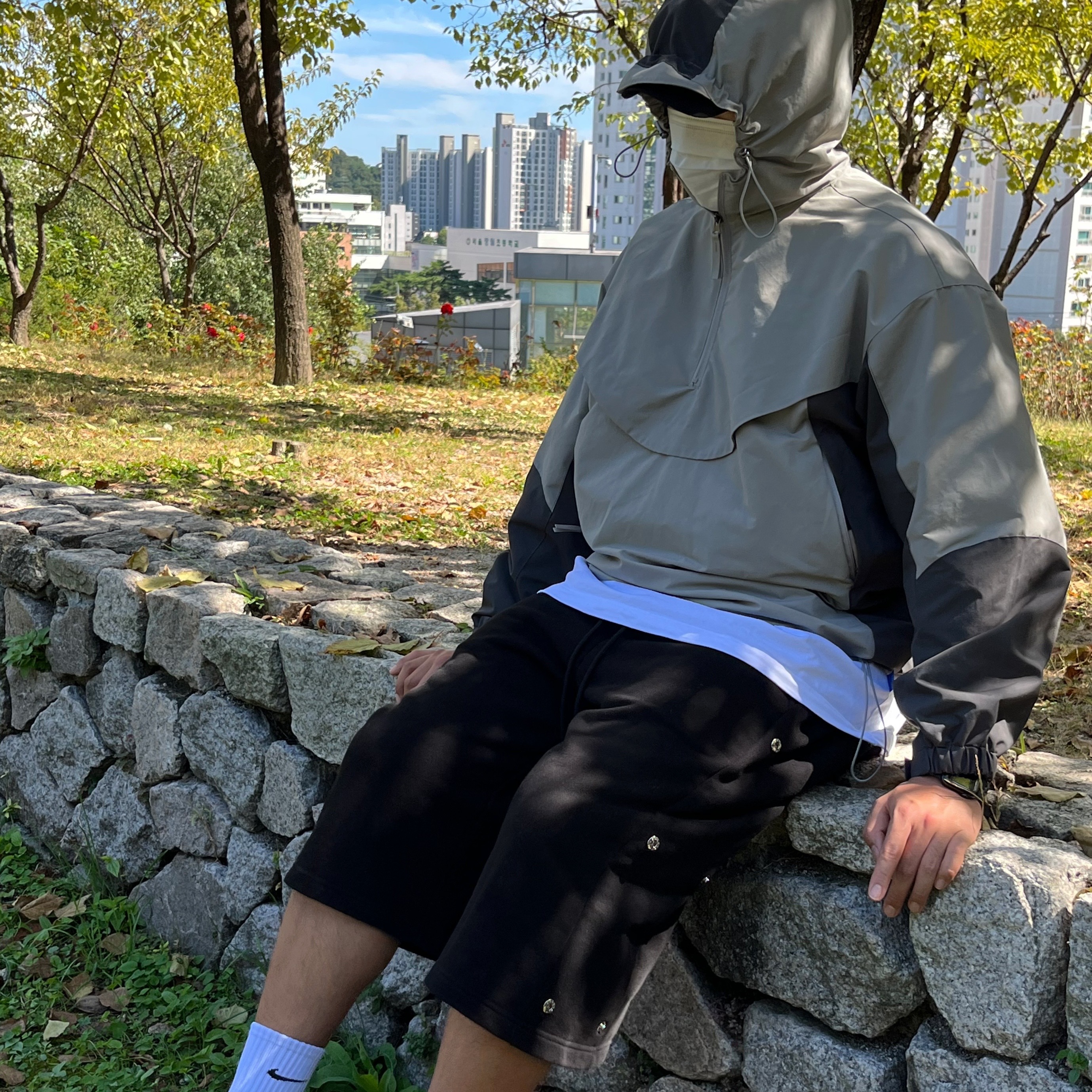 Adidas Yeezy Foam RNNR Stone Sage 착용 스타일 - 4
