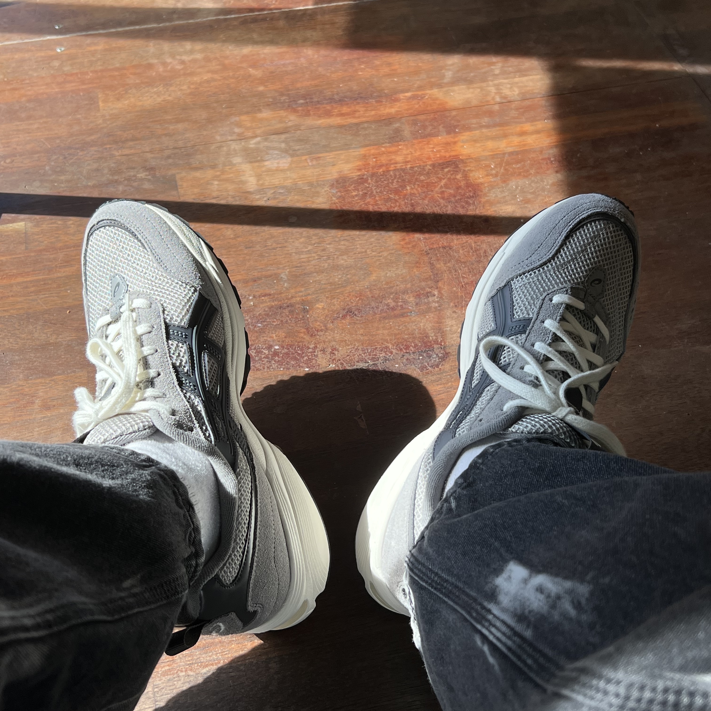 Asics Gel-1090 V2 Oyster Grey 착용 스타일 - 3
