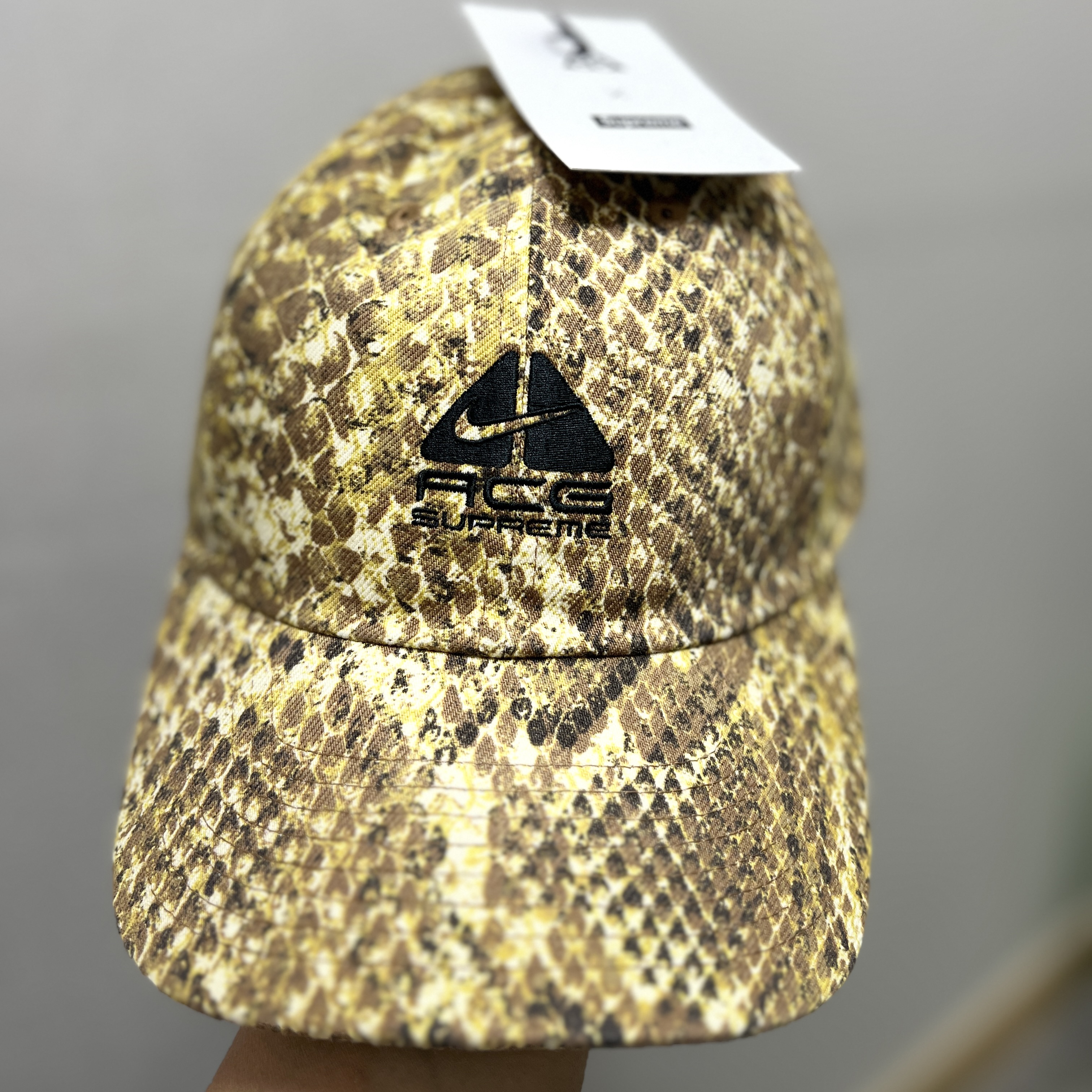 Supreme x Nike ACG Denim 6-Panel Gold Snakeskin - 22FW 착용 스타일 - 1