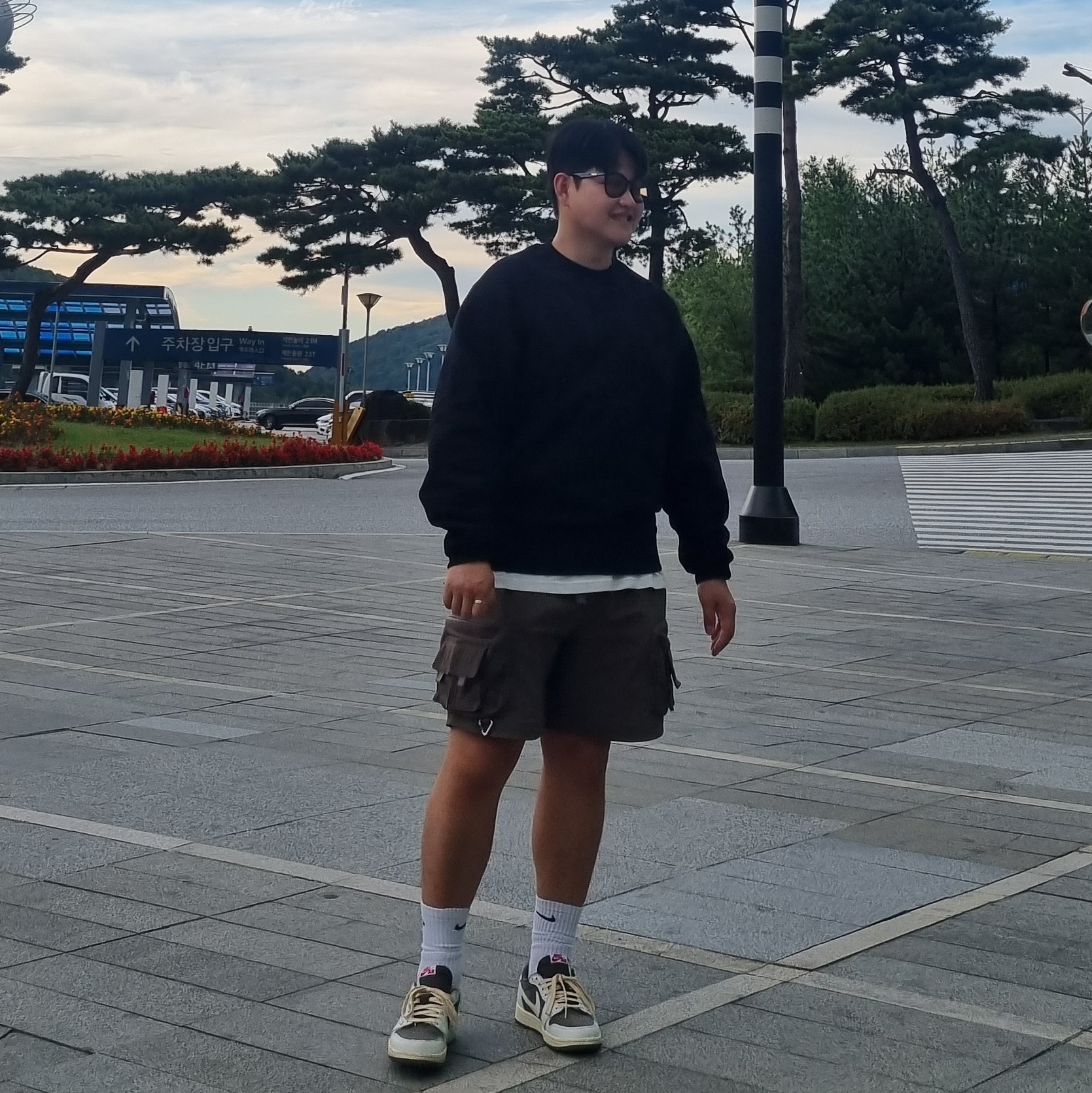 Jordan 1 x Travis Scott Retro Low OG SP Sail and Ridgerock, Nike ACG Cargo Shorts Ironstone - Asia 착용 스타일