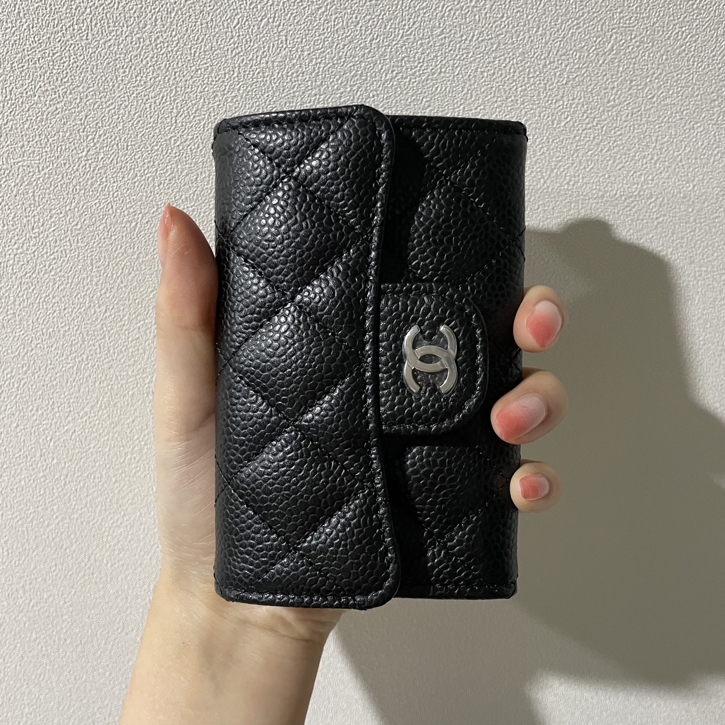 Chanel Classic Card Holder Grained Calfskin & Silver Black 착용 스타일 - 1