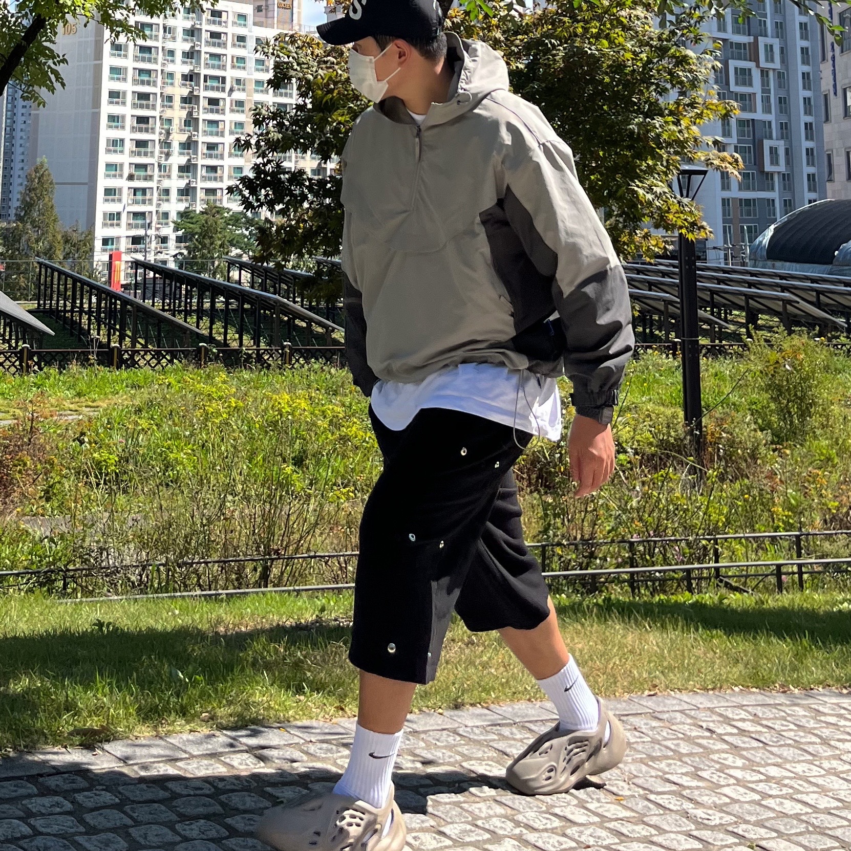 Adidas Yeezy Foam RNNR Stone Sage 착용 스타일 - 2