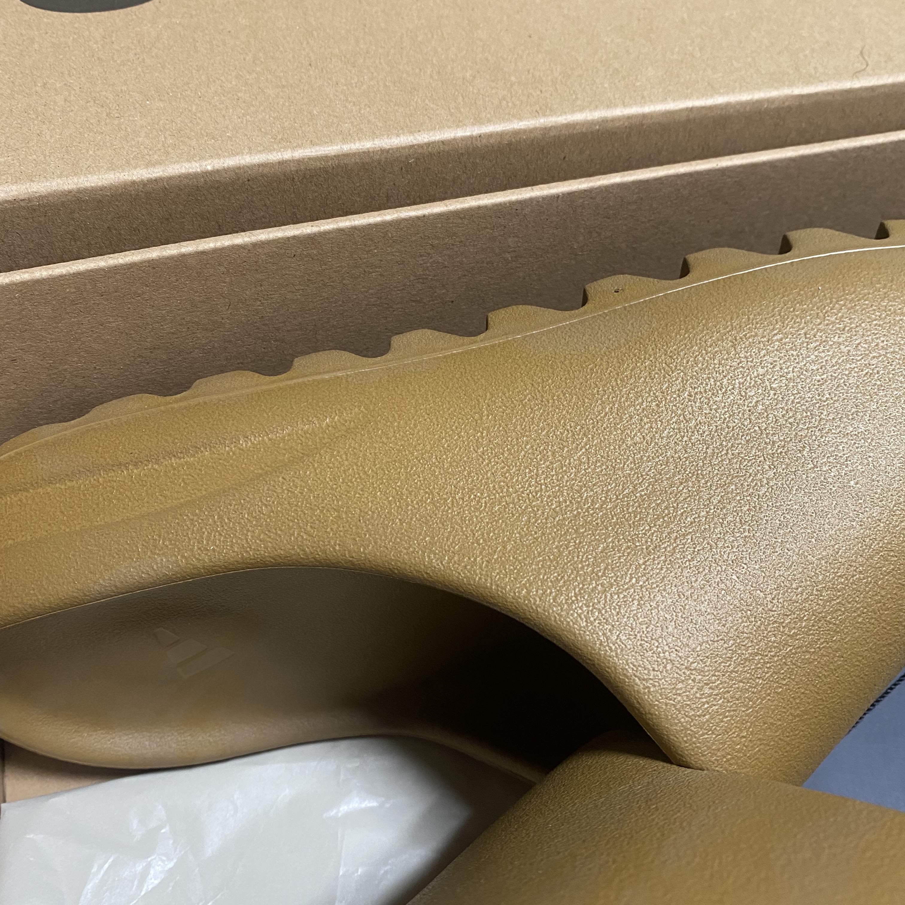 Adidas Yeezy Slide Ochre 착용 스타일
